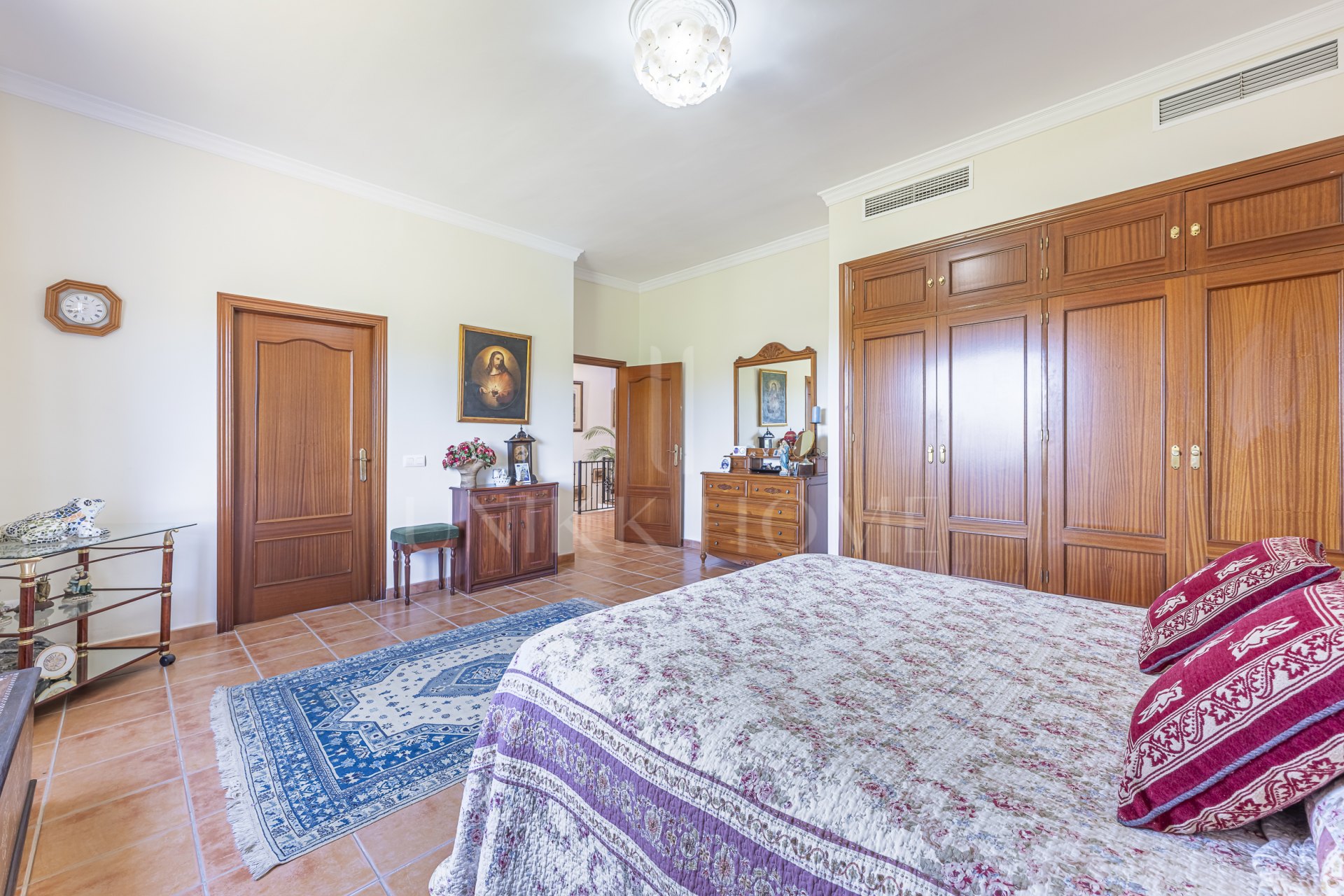 Exclusive Estate with views In El Padron