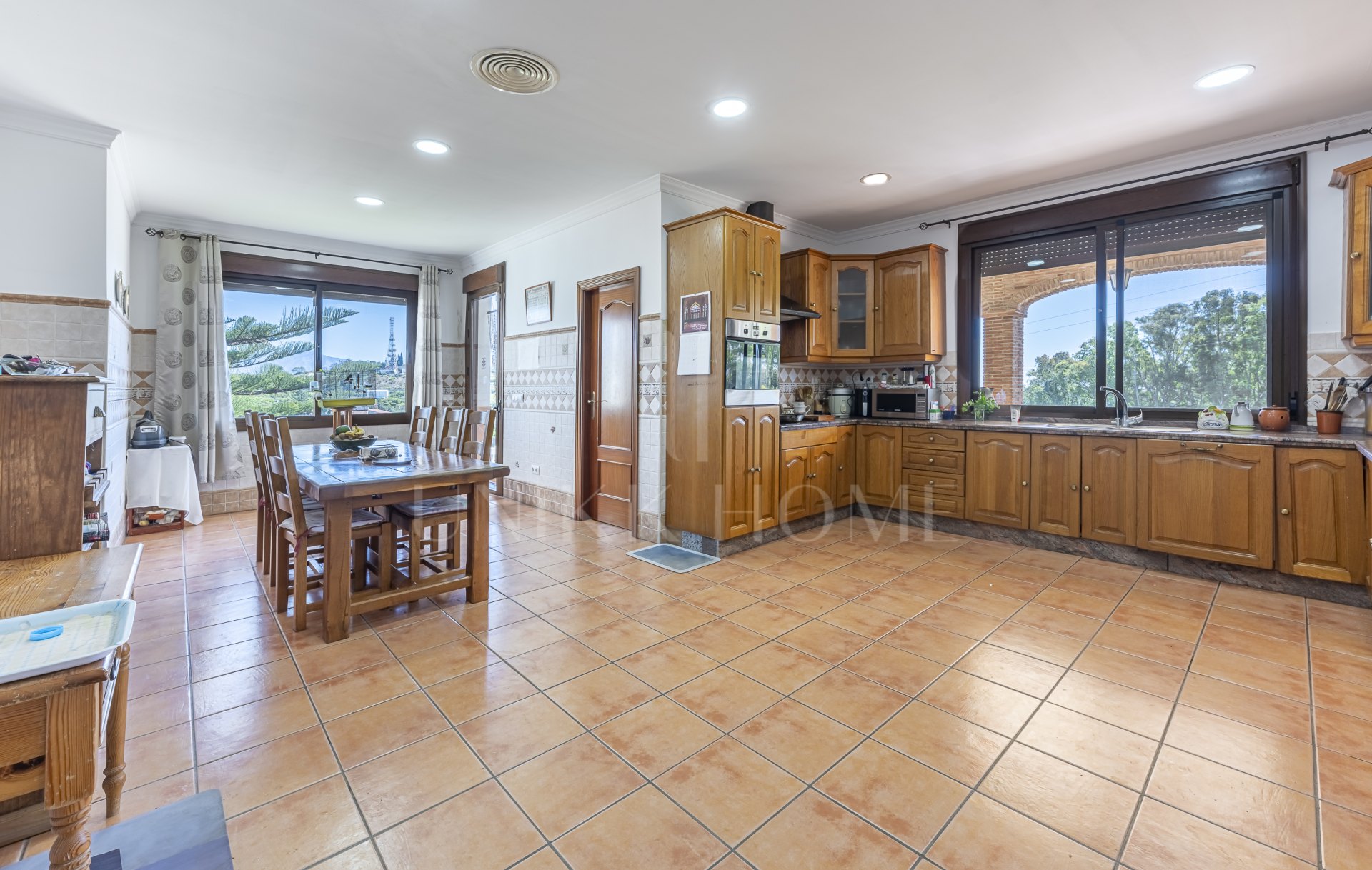 Exclusive Estate with views In El Padron