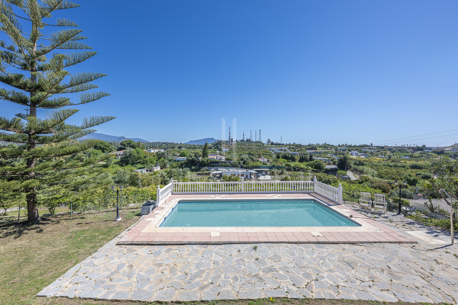 Exclusive Estate with views In El Padron