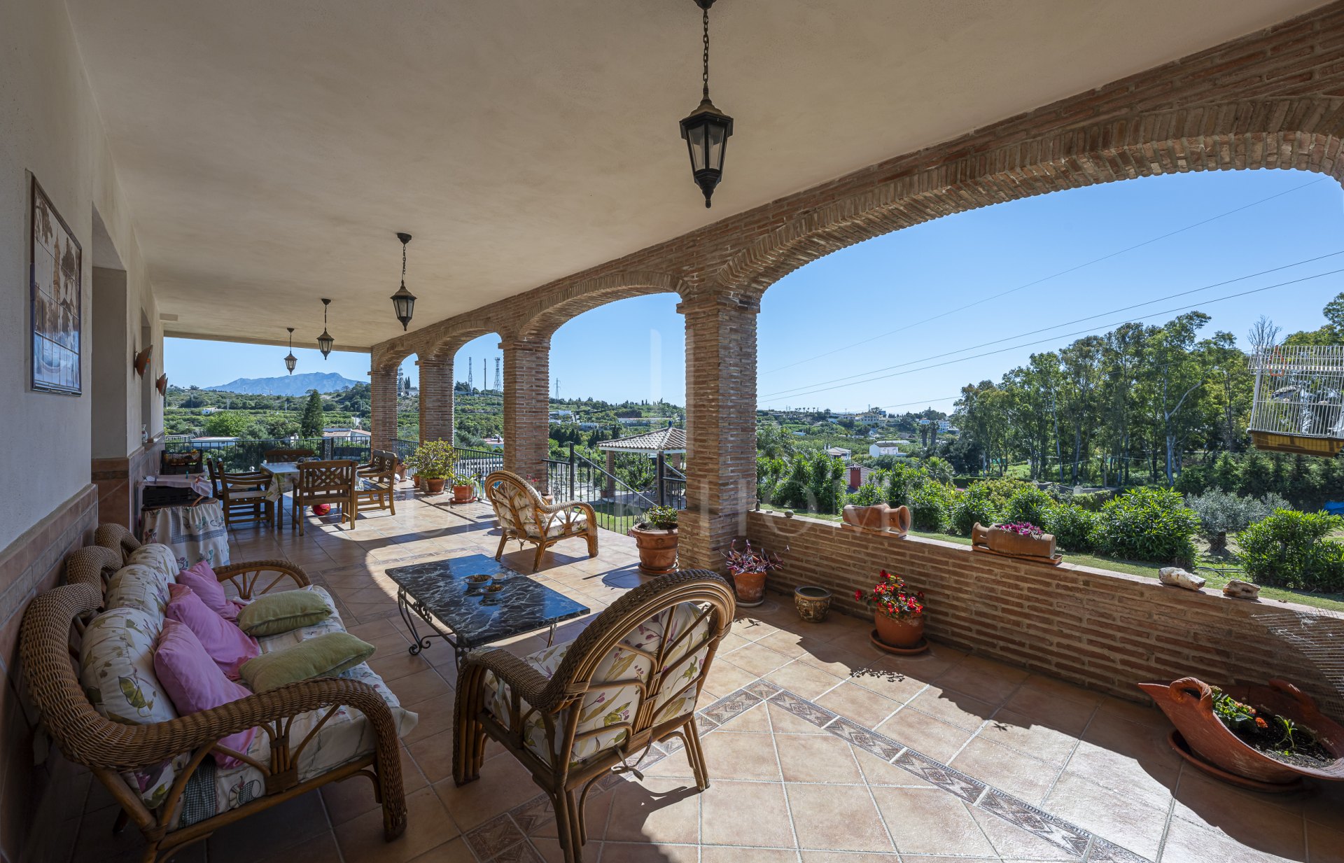 Exclusive Estate with views In El Padron