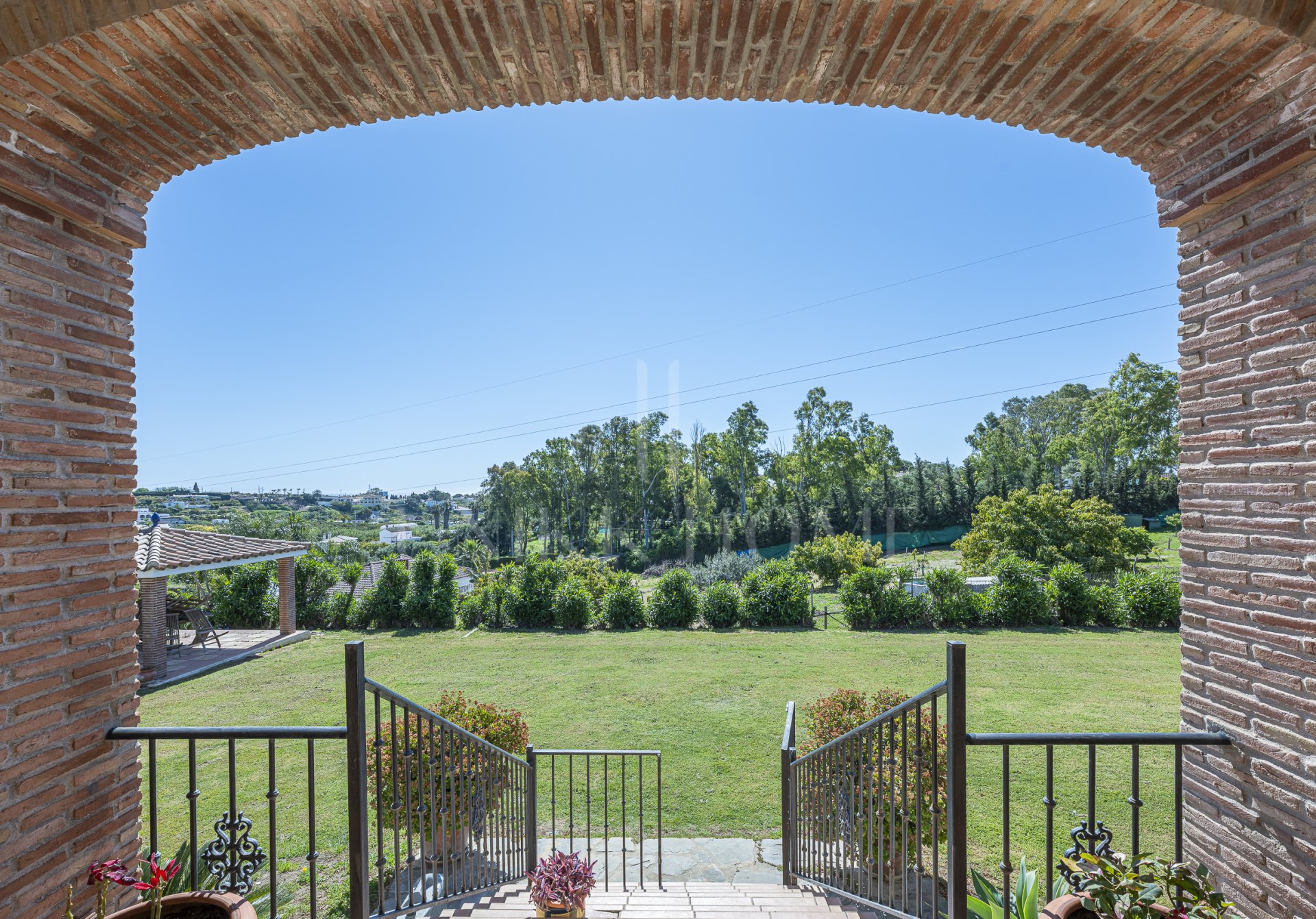 Exclusive Estate with views In El Padron