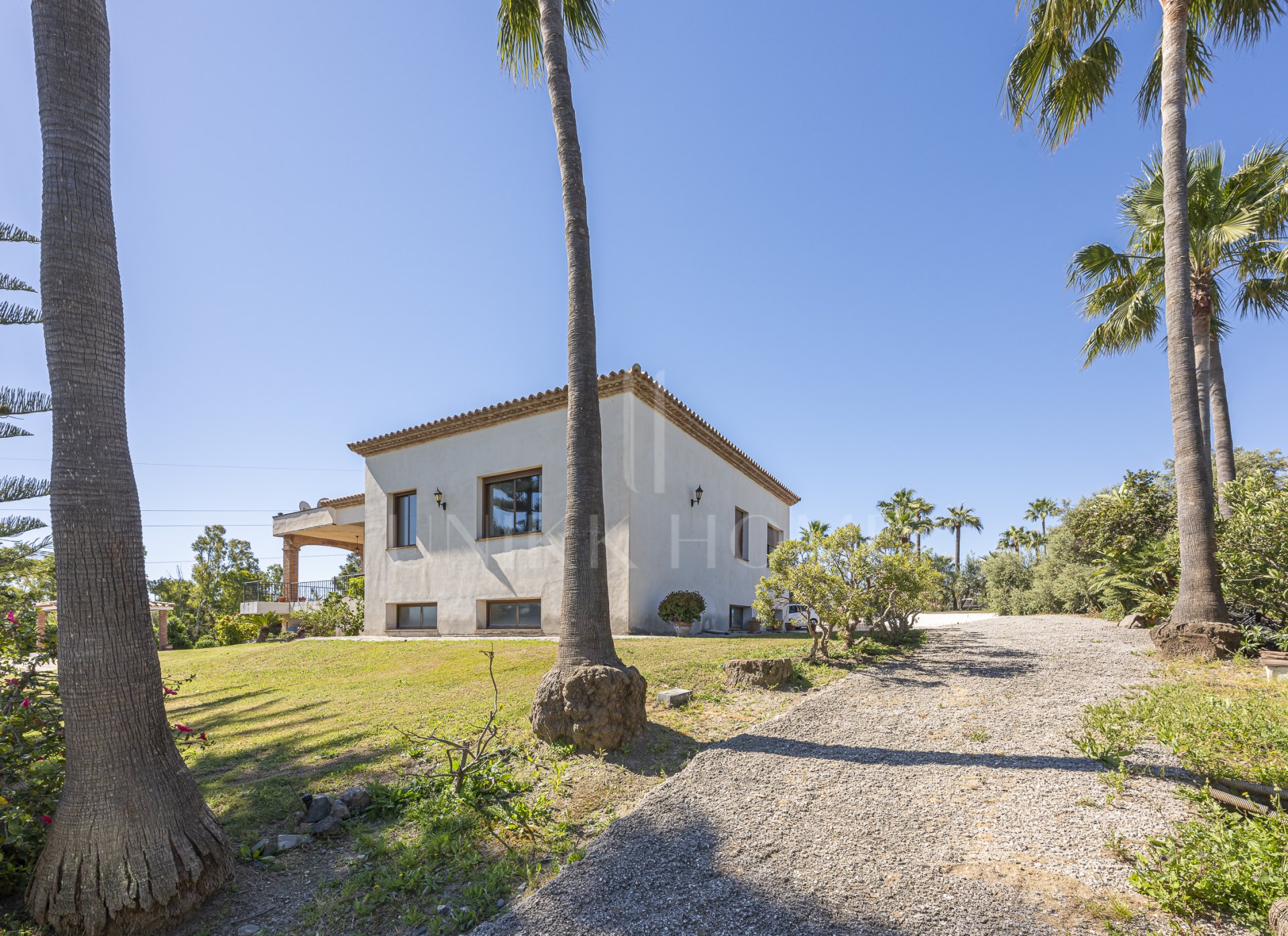 Exclusive Estate with views In El Padron