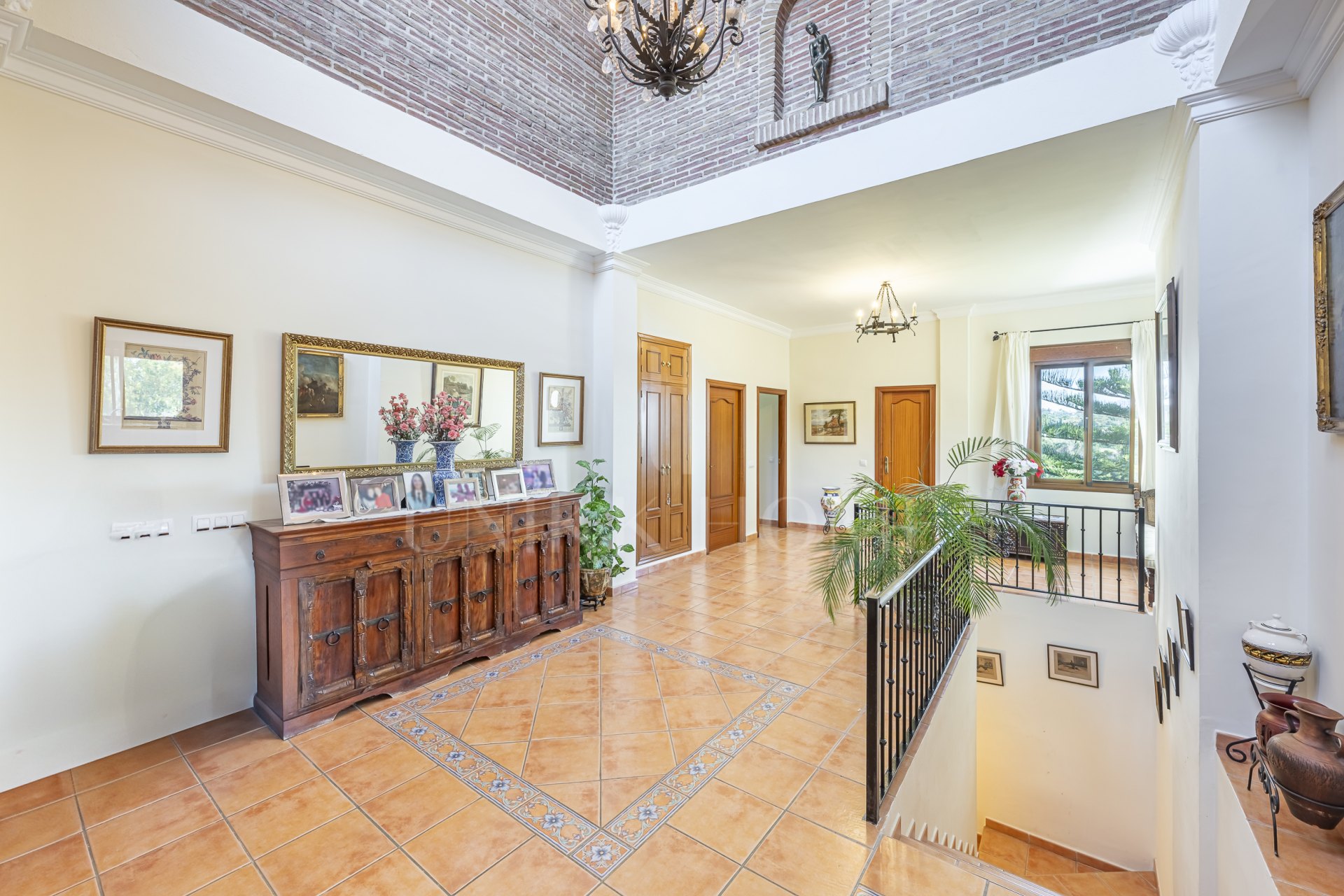 Exclusive Estate with views In El Padron