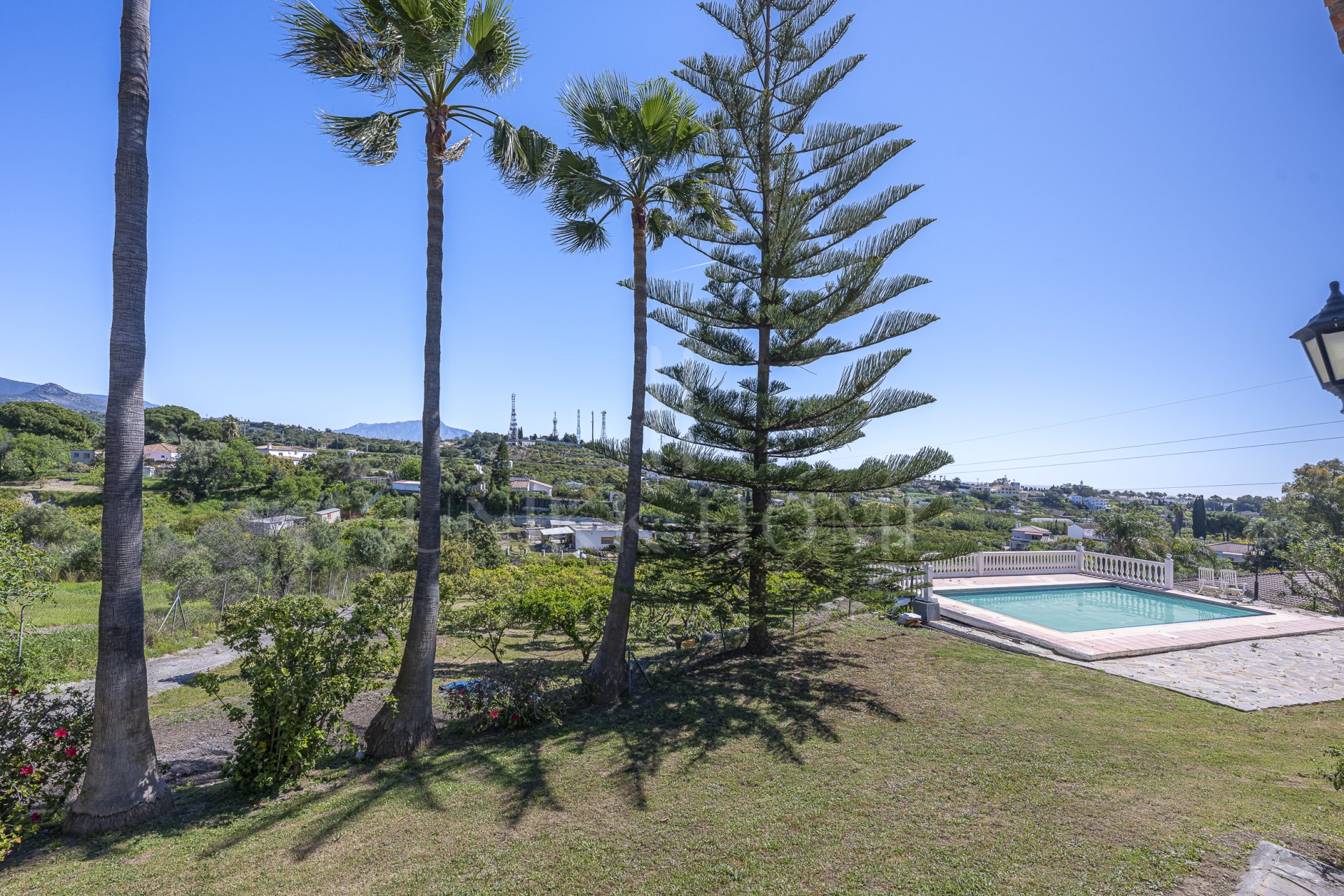 Exclusive Estate with views In El Padron