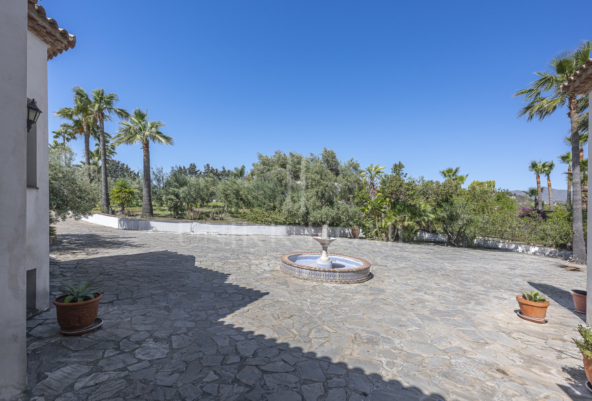 Exclusive Estate with views In El Padron