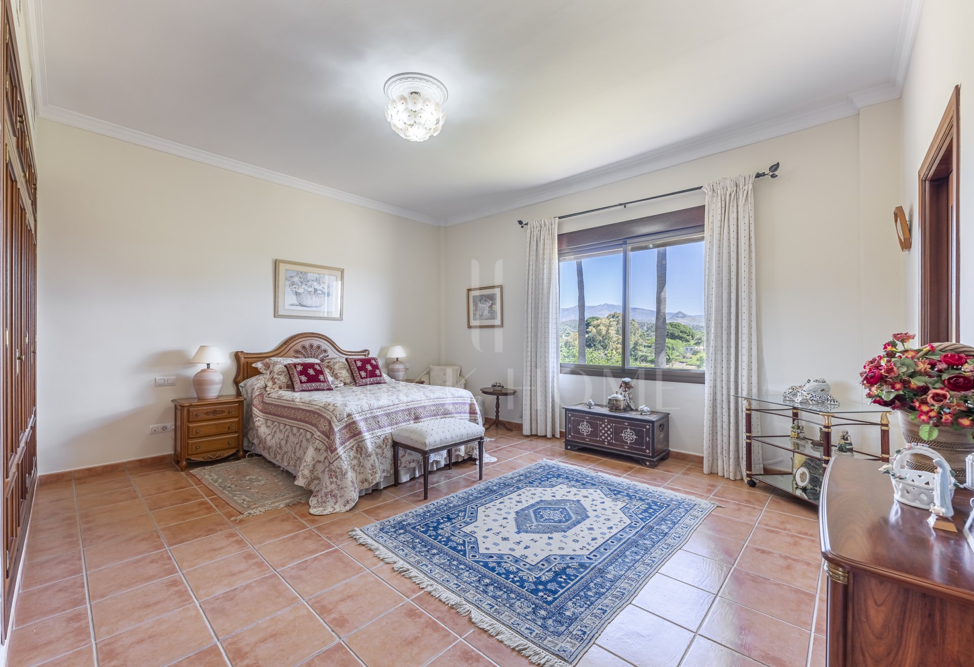 Exclusive Estate with views In El Padron