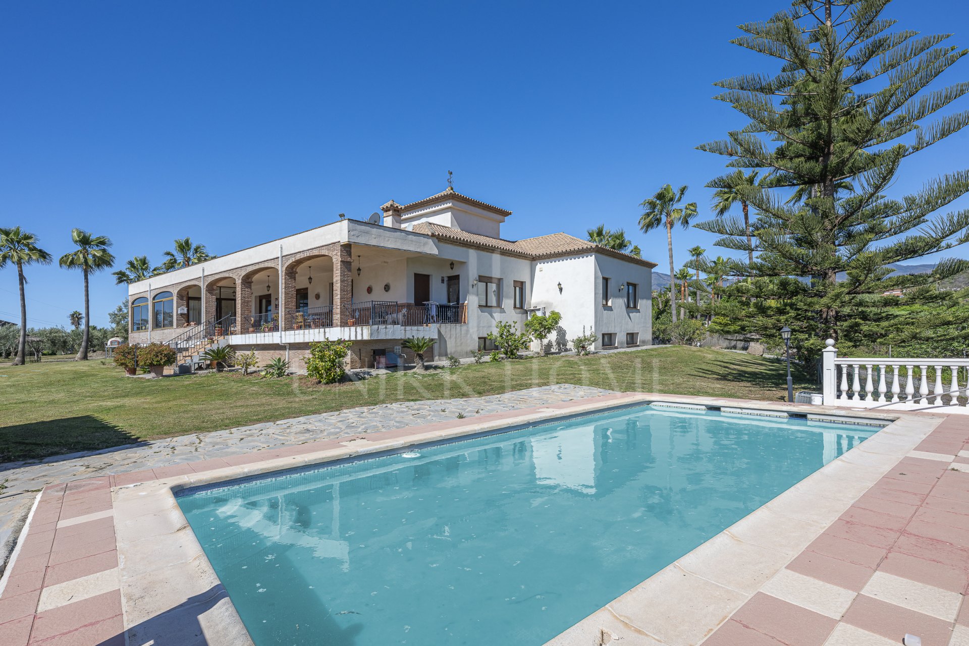 Exclusive Estate with views In El Padron
