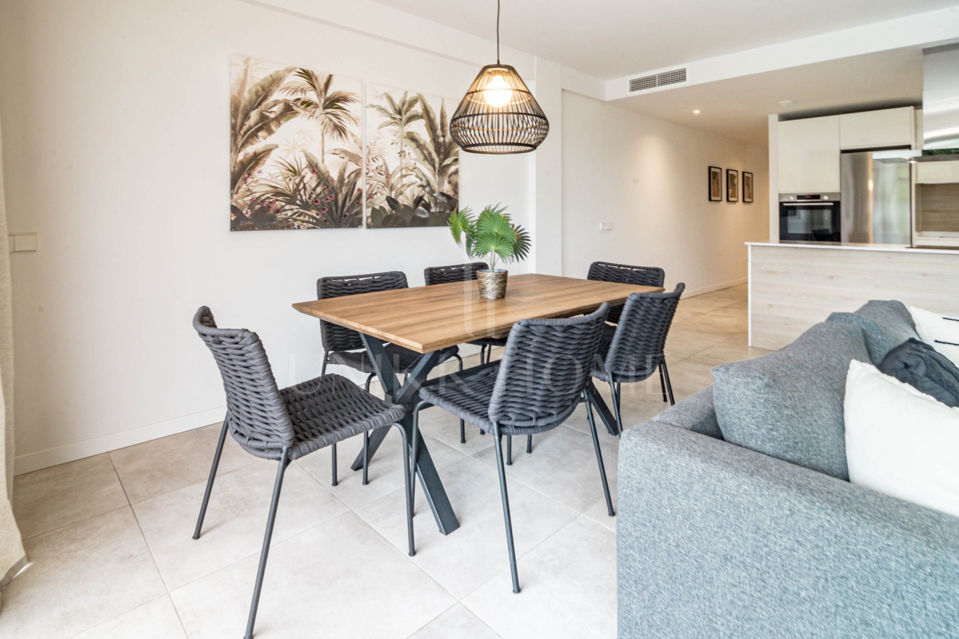 Estilo de vida mediterráneo moderno con un espacio al aire libre excepcional