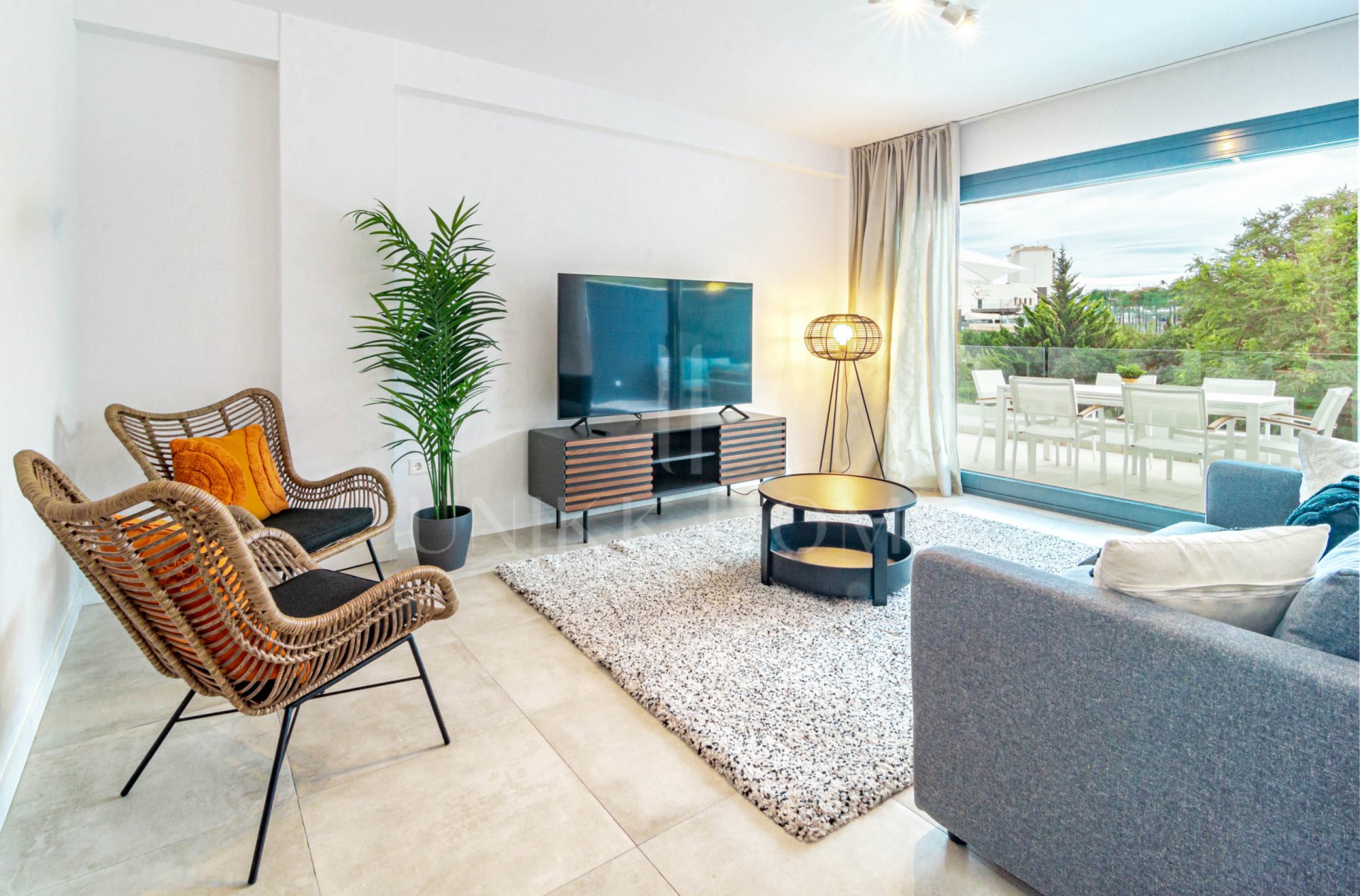 Estilo de vida mediterráneo moderno con un espacio al aire libre excepcional