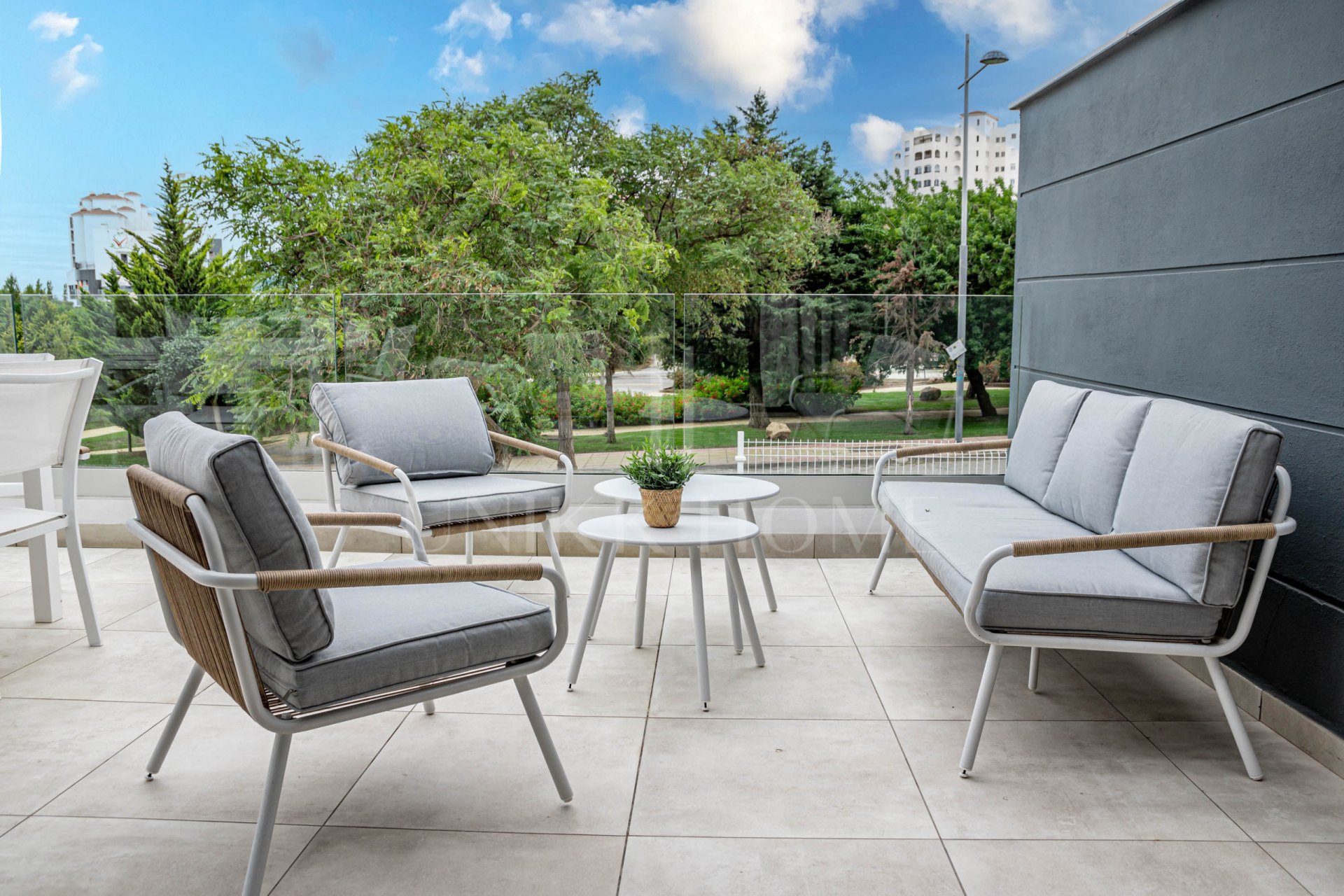 Estilo de vida mediterráneo moderno con un espacio al aire libre excepcional