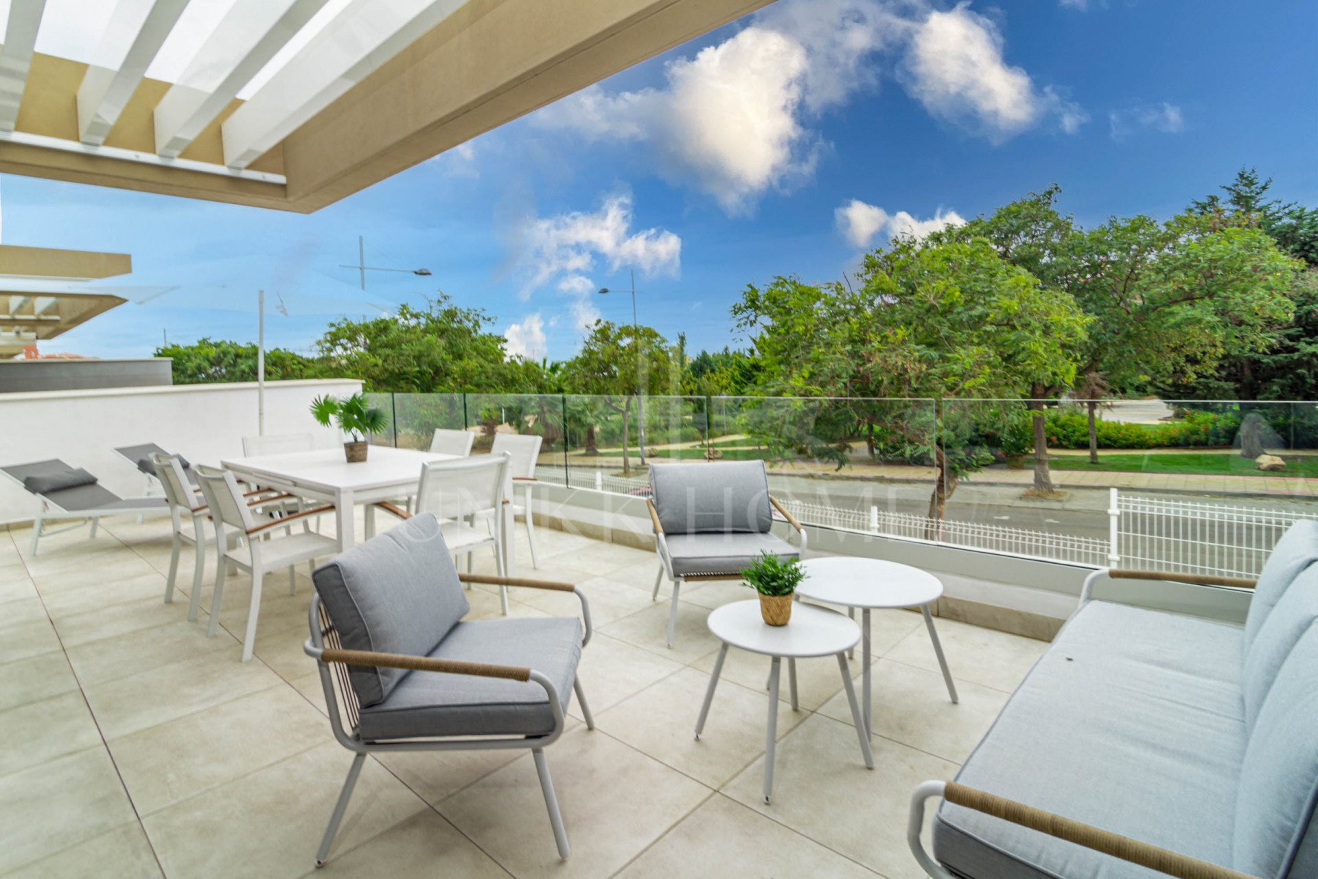 Estilo de vida mediterráneo moderno con un espacio al aire libre excepcional
