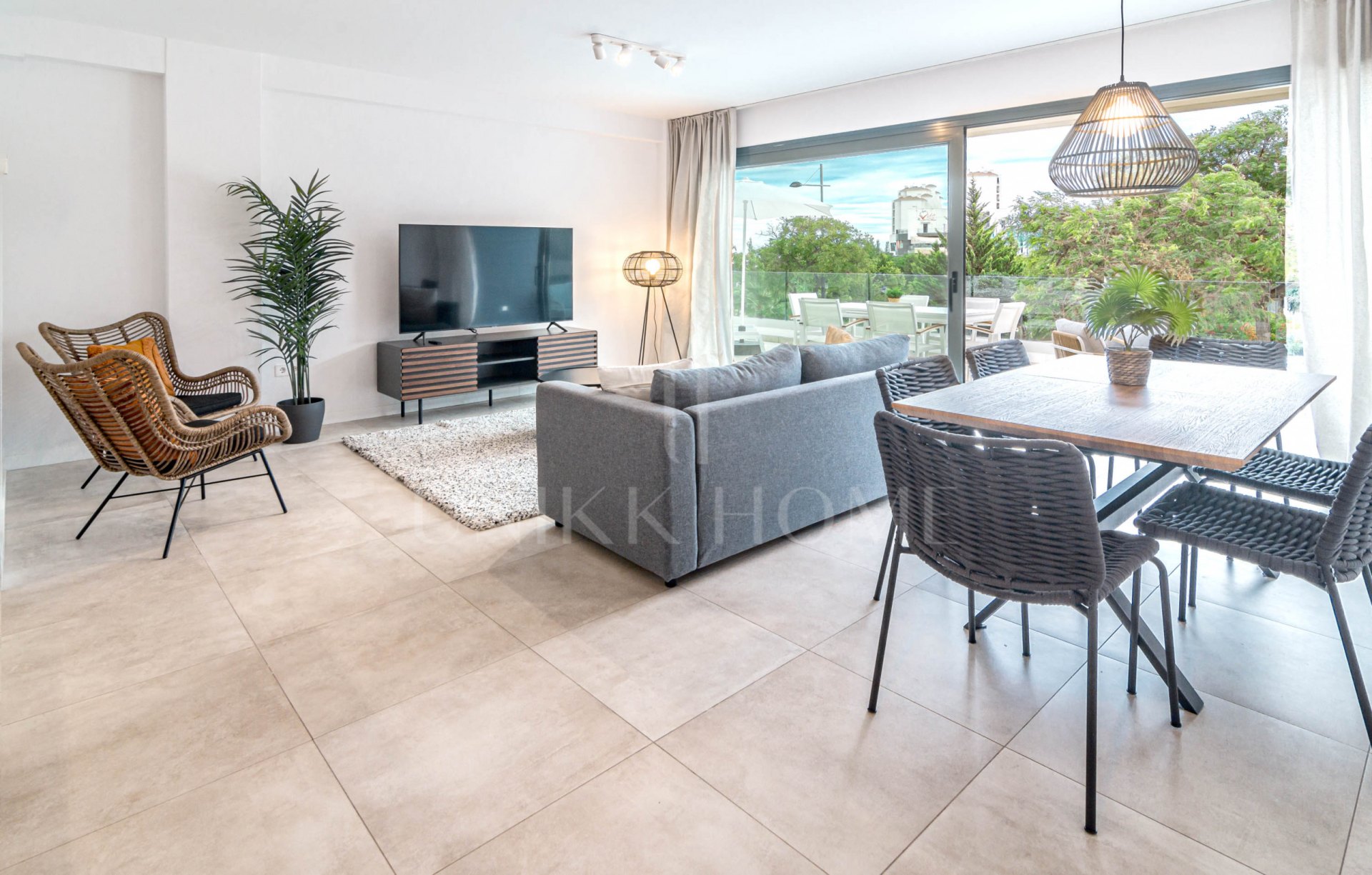 Estilo de vida mediterráneo moderno con un espacio al aire libre excepcional