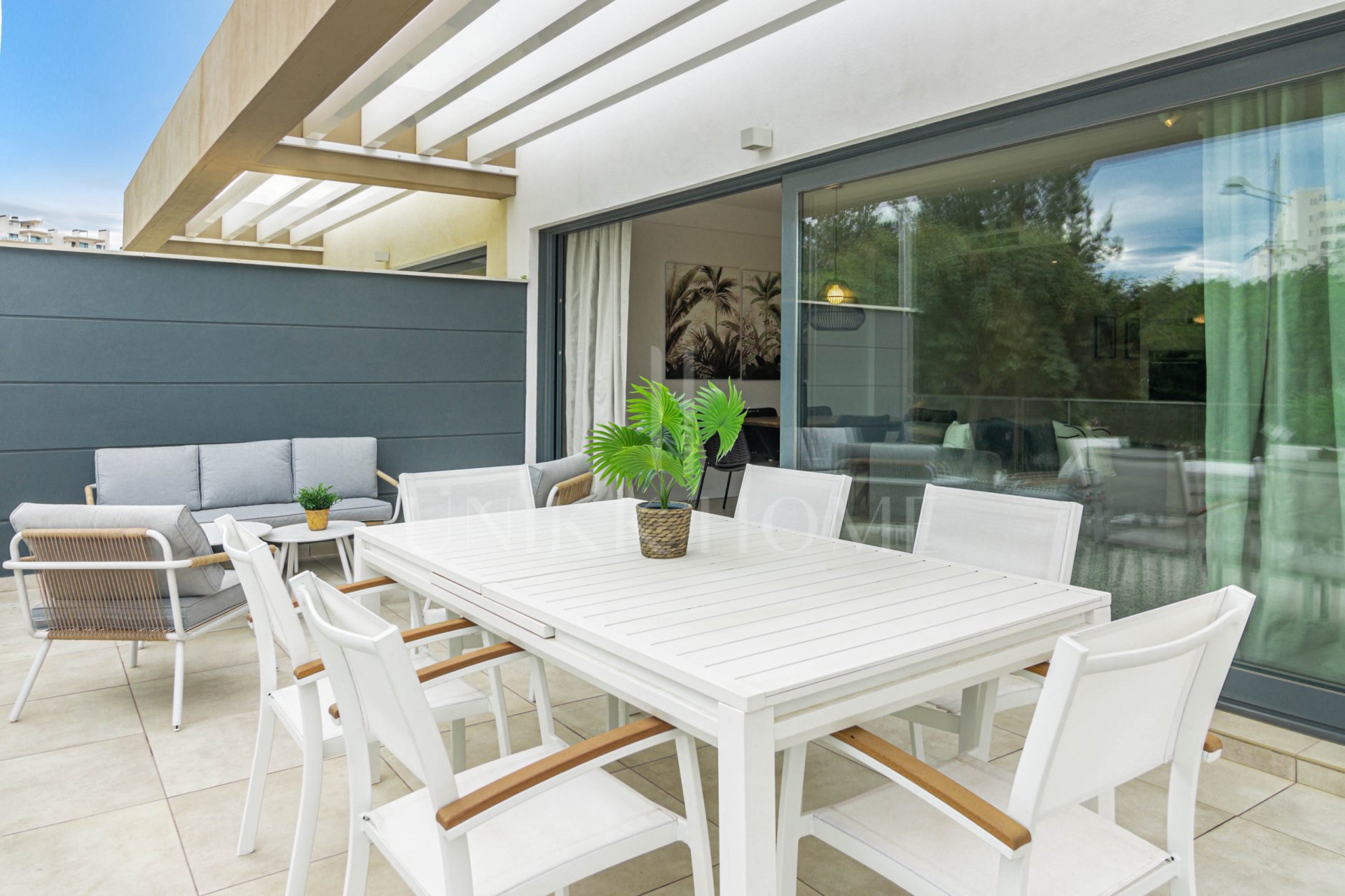 Estilo de vida mediterráneo moderno con un espacio al aire libre excepcional