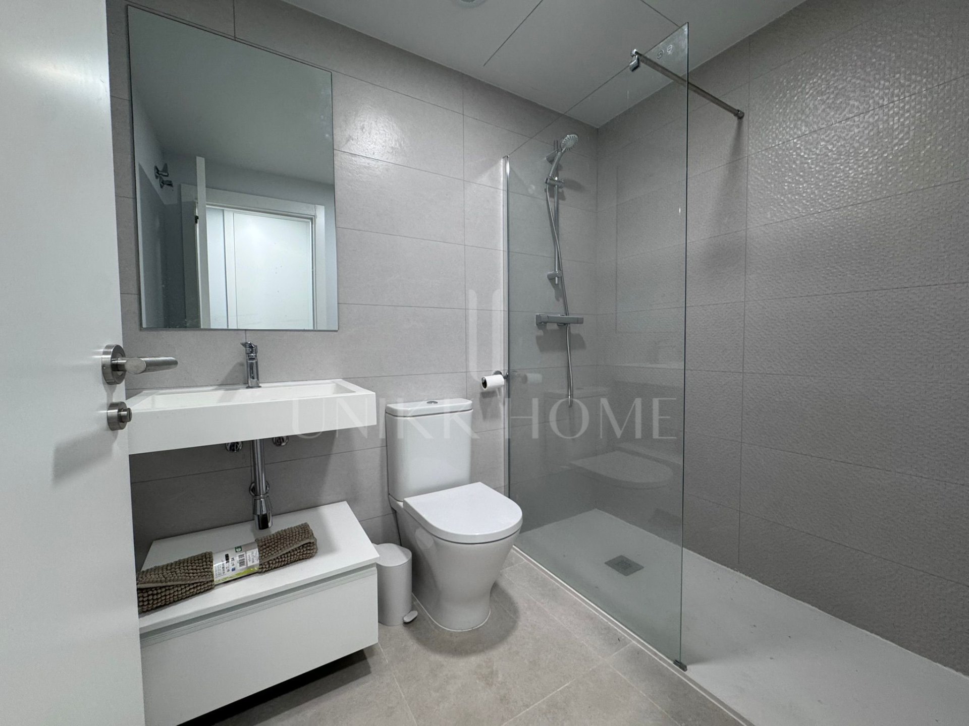 Stylish three-bedroom garden apartment