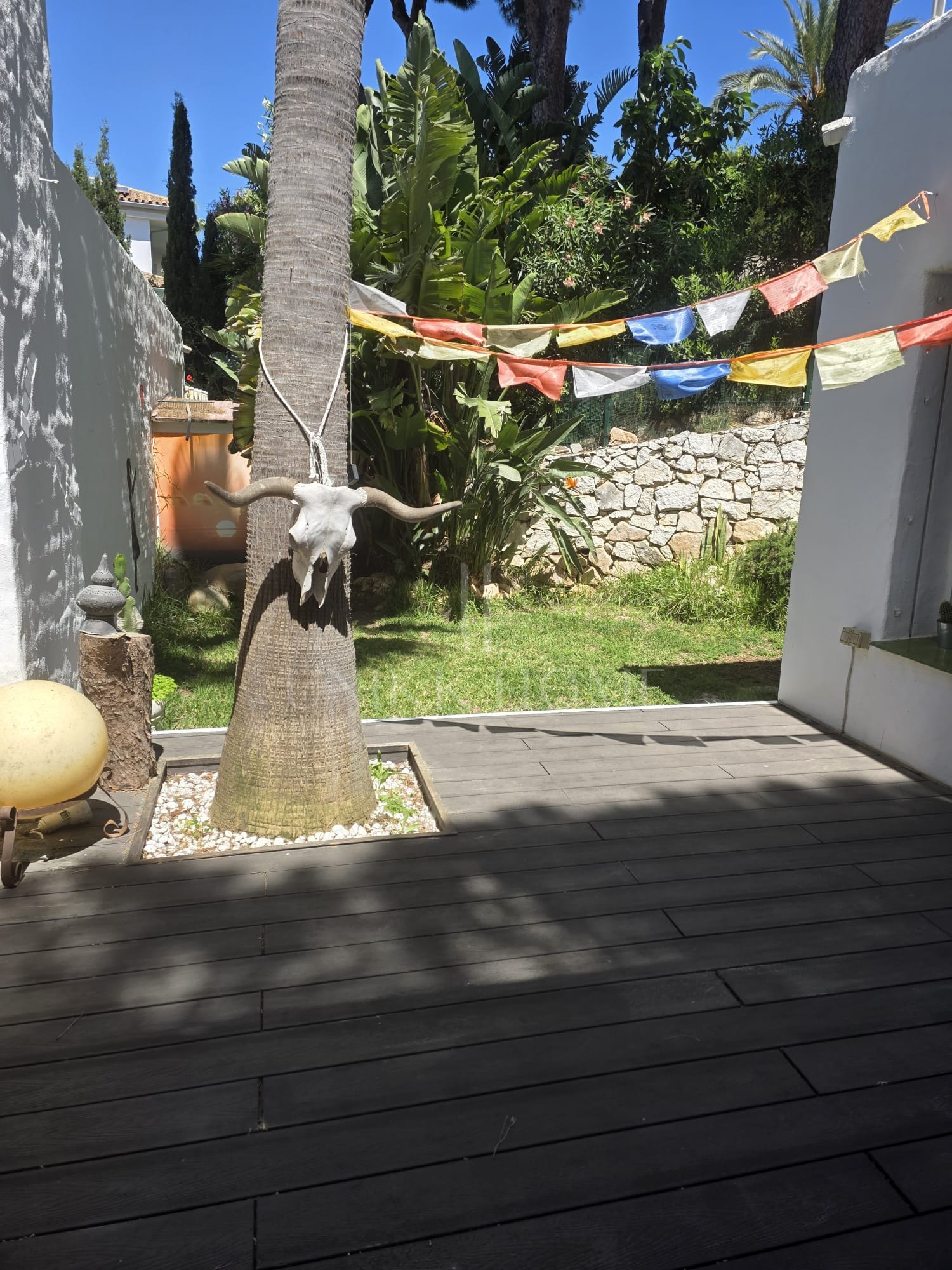 Tu refugio mediterráneo: Una obra maestra que integra el interior y el exterior. Bungalow de 3 dormitorios en Reserva de Marbella, a pocos pasos de tiendas y la playa.