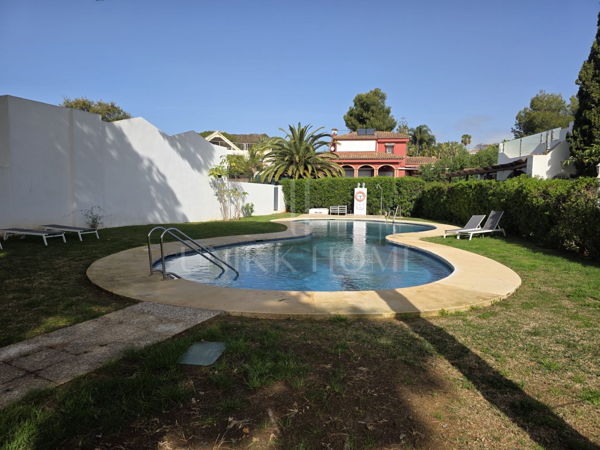 Tu refugio mediterráneo: Una obra maestra que integra el interior y el exterior. Bungalow de 3 dormitorios en Reserva de Marbella, a pocos pasos de tiendas y la playa.