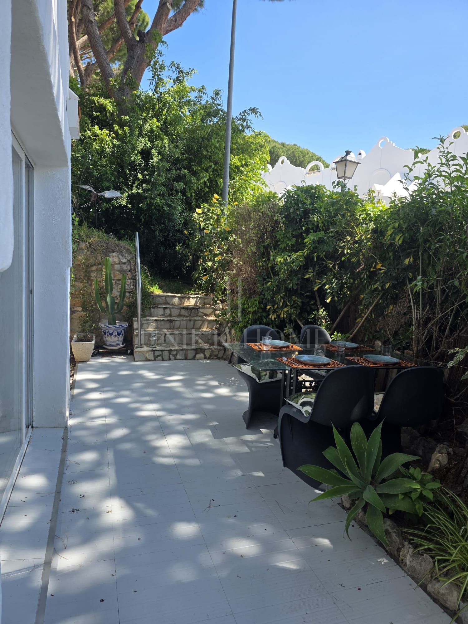 Tu refugio mediterráneo: Una obra maestra que integra el interior y el exterior. Bungalow de 3 dormitorios en Reserva de Marbella, a pocos pasos de tiendas y la playa.