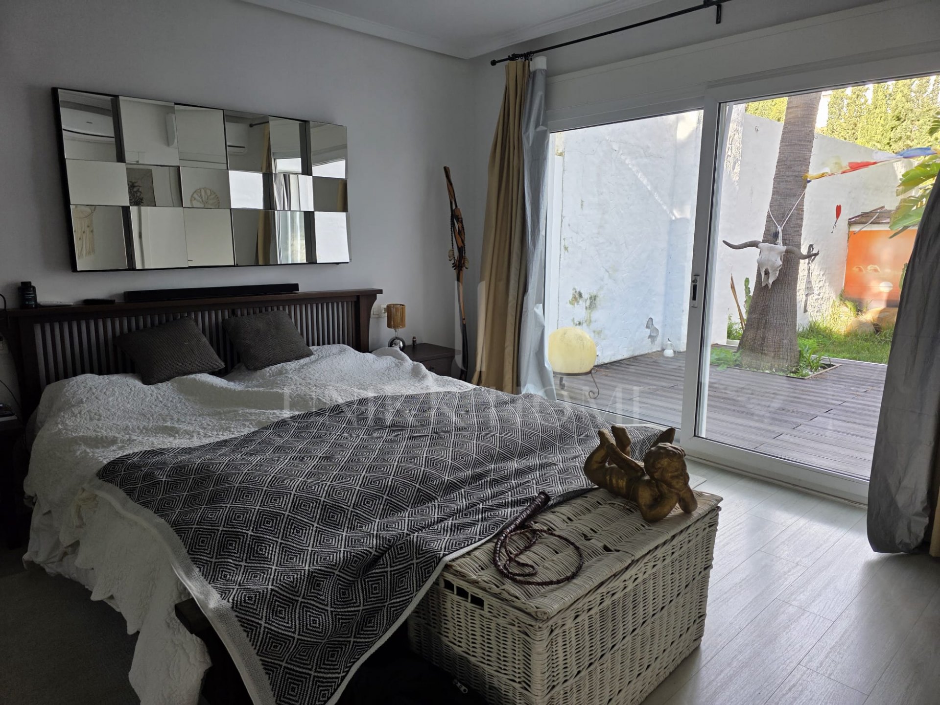 Tu refugio mediterráneo: Una obra maestra que integra el interior y el exterior. Bungalow de 3 dormitorios en Reserva de Marbella, a pocos pasos de tiendas y la playa.