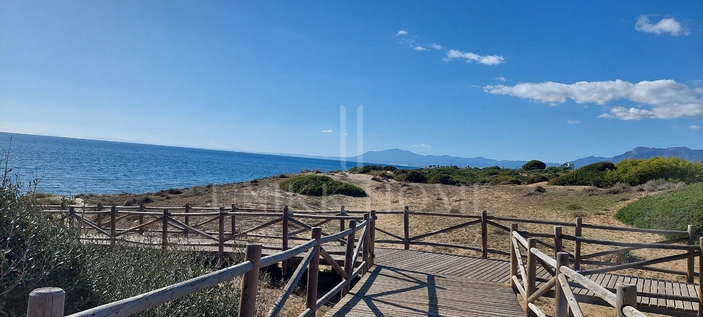 Tu refugio mediterráneo: Una obra maestra que integra el interior y el exterior. Bungalow de 3 dormitorios en Reserva de Marbella, a pocos pasos de tiendas y la playa.