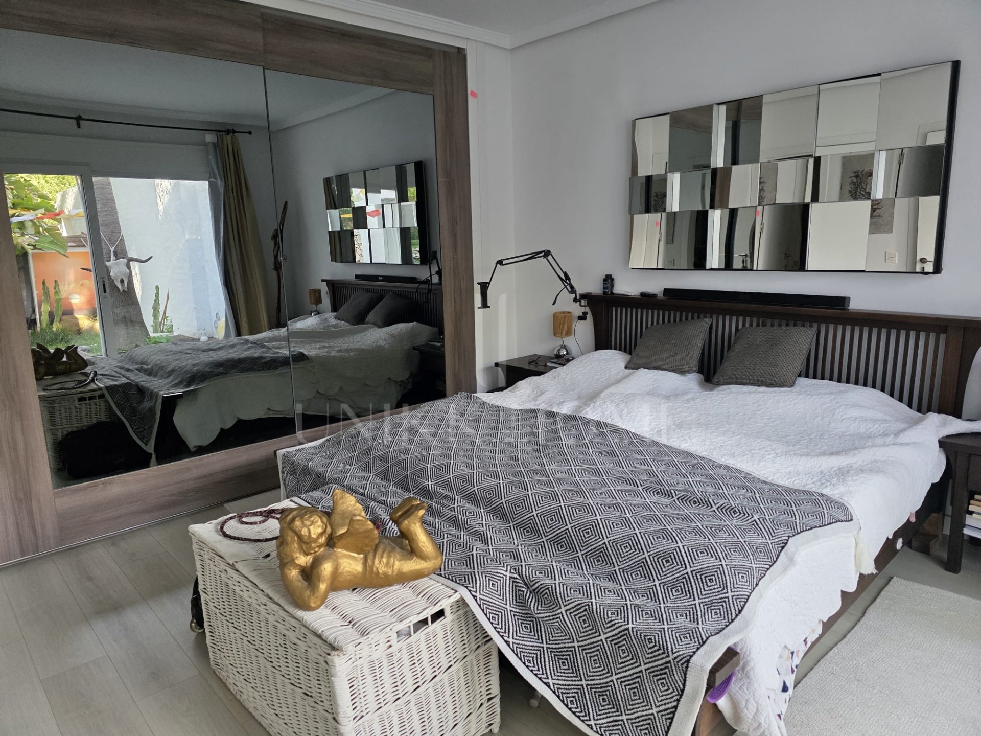 Tu refugio mediterráneo: Una obra maestra que integra el interior y el exterior. Bungalow de 3 dormitorios en Reserva de Marbella, a pocos pasos de tiendas y la playa.
