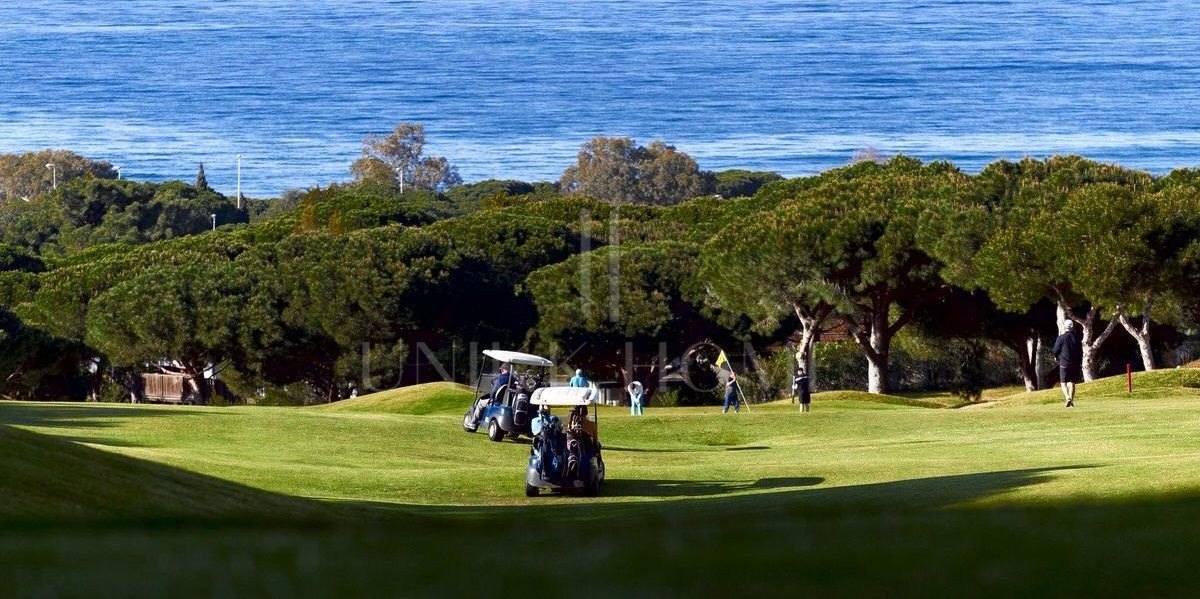 Tu refugio mediterráneo: Una obra maestra que integra el interior y el exterior. Bungalow de 3 dormitorios en Reserva de Marbella, a pocos pasos de tiendas y la playa.