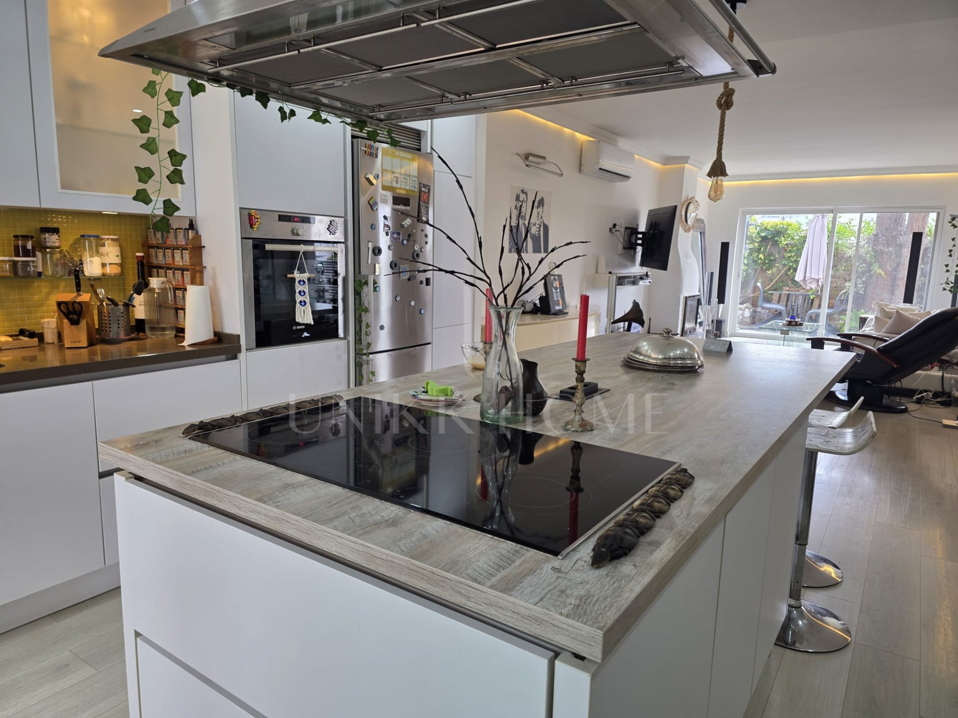 Tu refugio mediterráneo: Una obra maestra que integra el interior y el exterior. Bungalow de 3 dormitorios en Reserva de Marbella, a pocos pasos de tiendas y la playa.