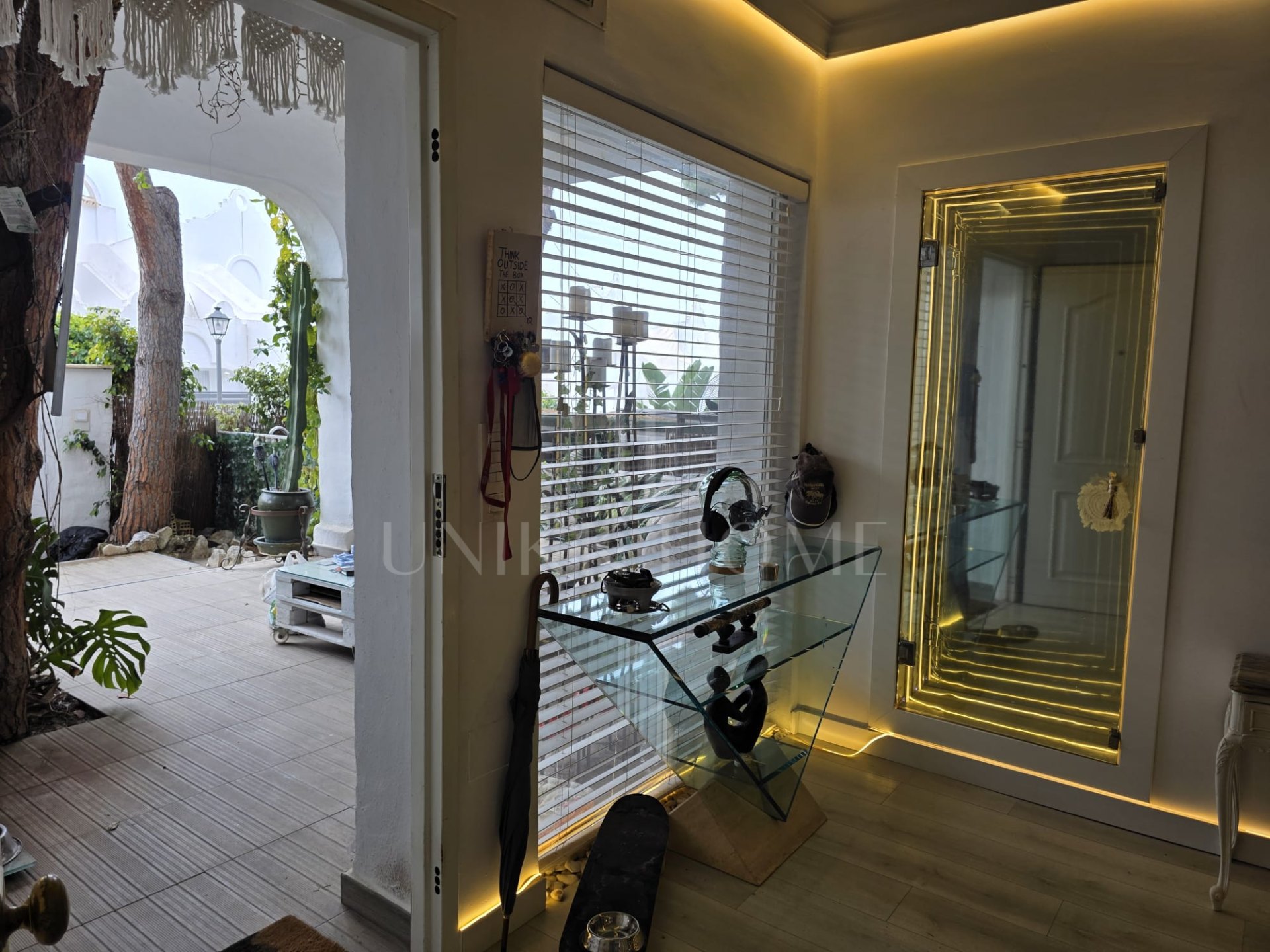 Tu refugio mediterráneo: Una obra maestra que integra el interior y el exterior. Bungalow de 3 dormitorios en Reserva de Marbella, a pocos pasos de tiendas y la playa.