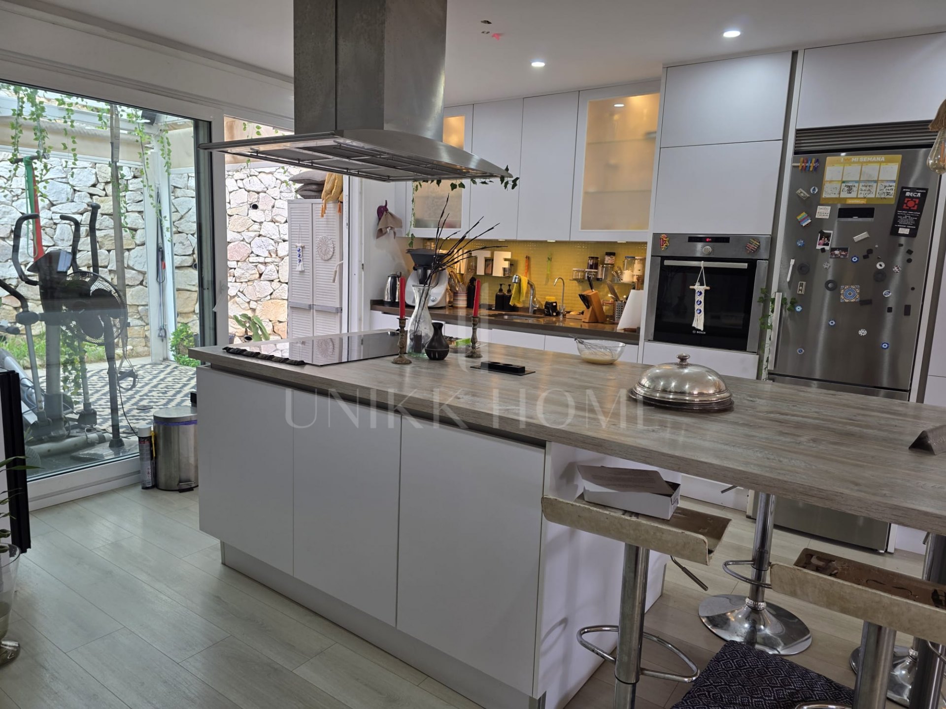 Tu refugio mediterráneo: Una obra maestra que integra el interior y el exterior. Bungalow de 3 dormitorios en Reserva de Marbella, a pocos pasos de tiendas y la playa.