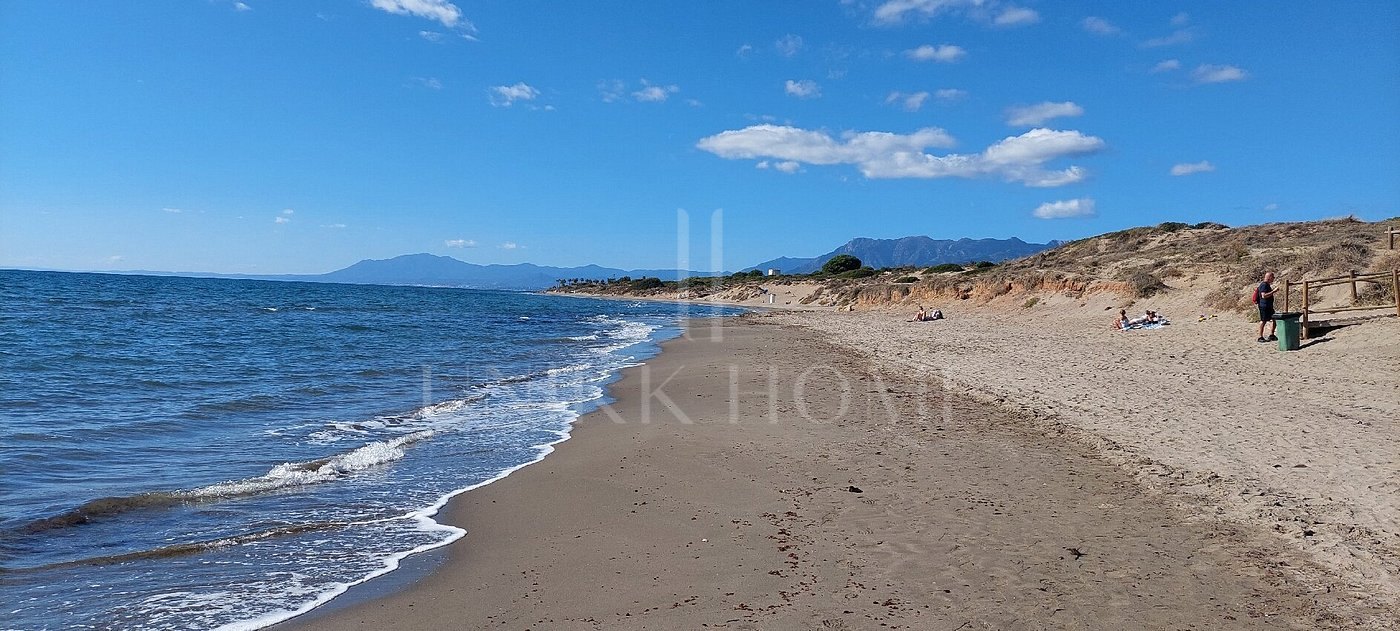 Tu refugio mediterráneo: Una obra maestra que integra el interior y el exterior. Bungalow de 3 dormitorios en Reserva de Marbella, a pocos pasos de tiendas y la playa.