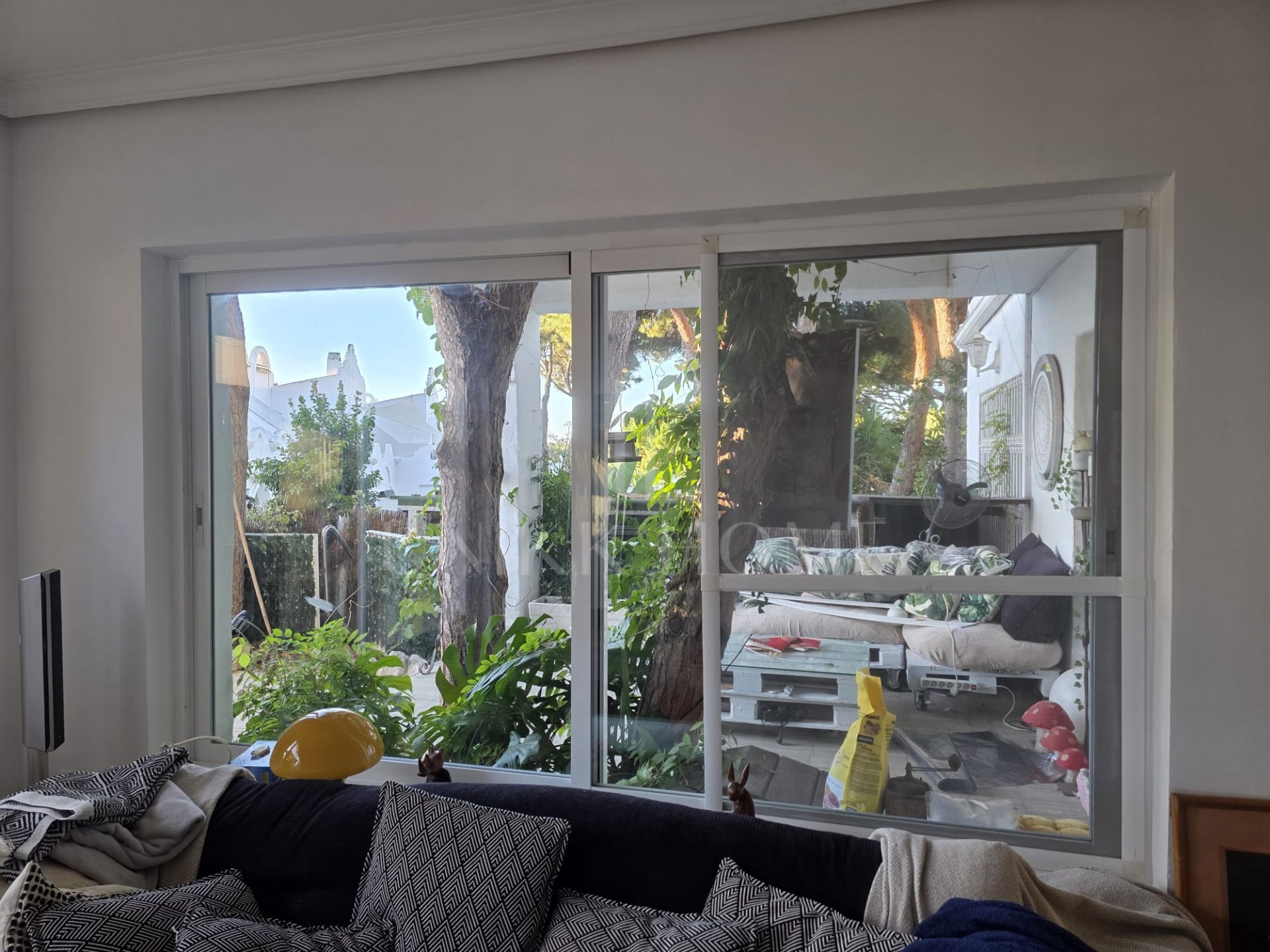Tu refugio mediterráneo: Una obra maestra que integra el interior y el exterior. Bungalow de 3 dormitorios en Reserva de Marbella, a pocos pasos de tiendas y la playa.