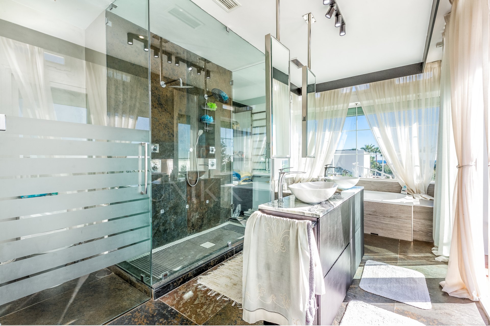 Villa de diseño con vistas al mar a minutos de Estepona