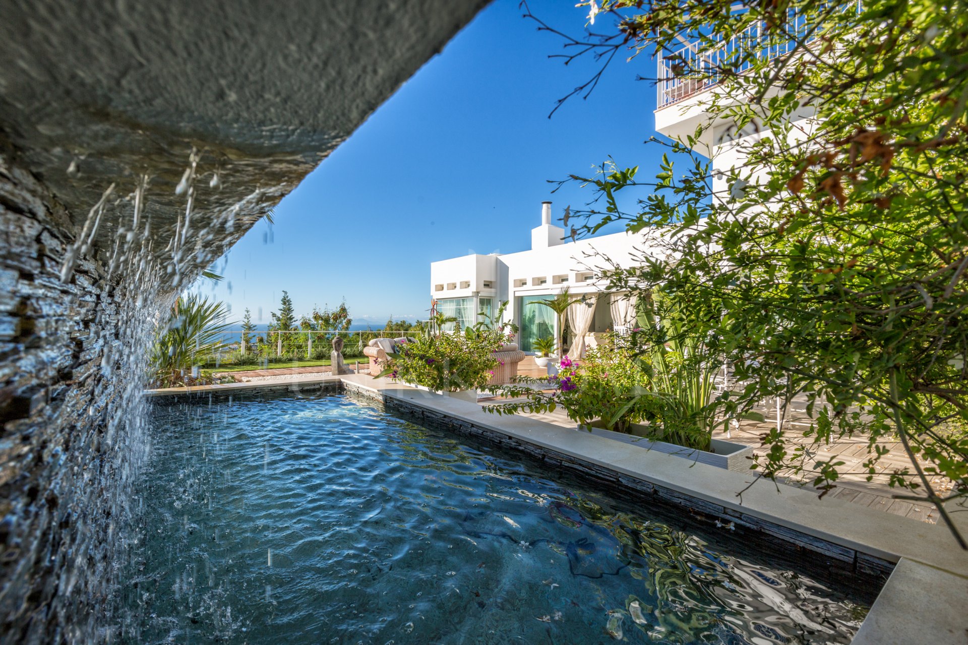 Villa de diseño con vistas al mar a minutos de Estepona