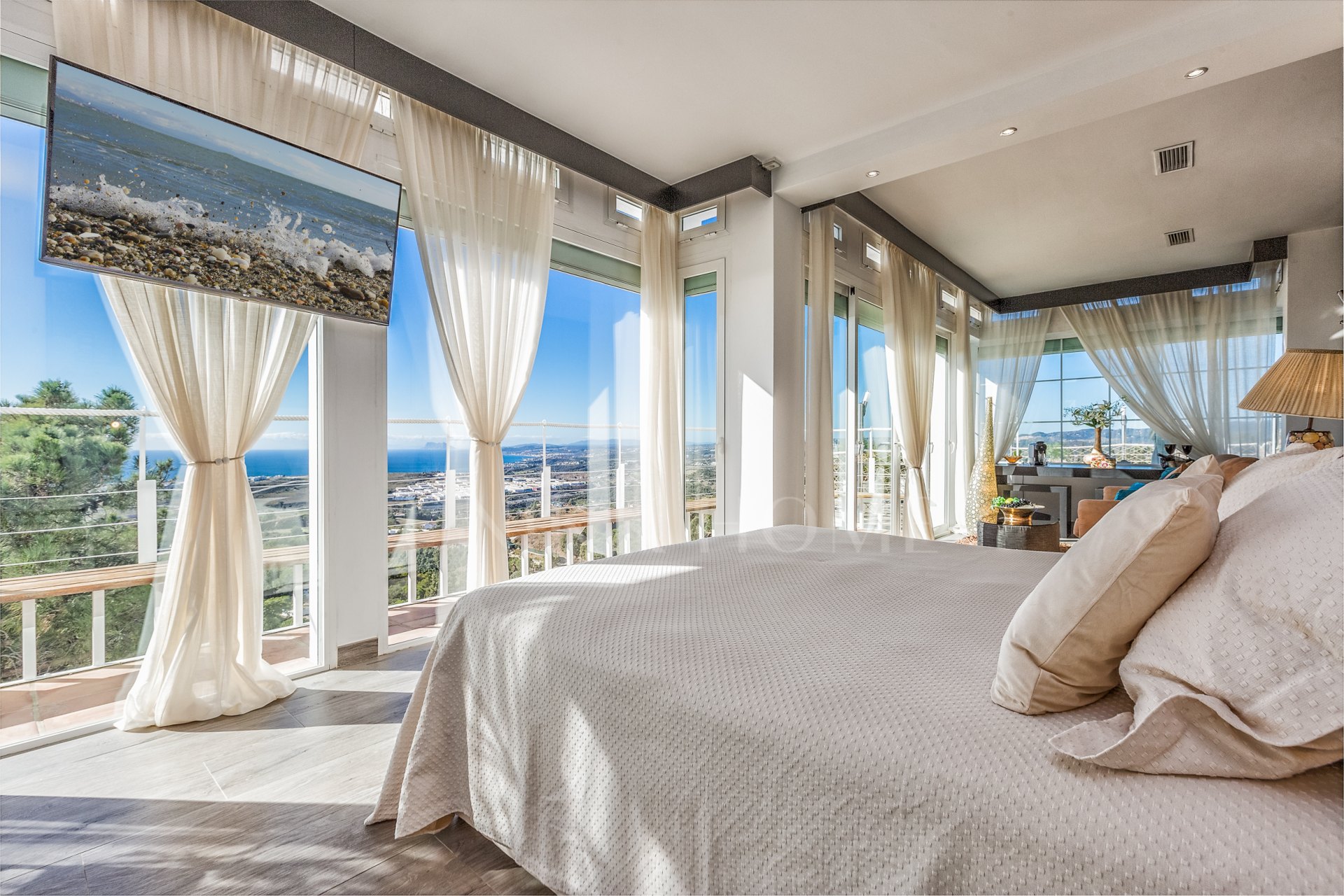 Villa de diseño con vistas al mar a minutos de Estepona