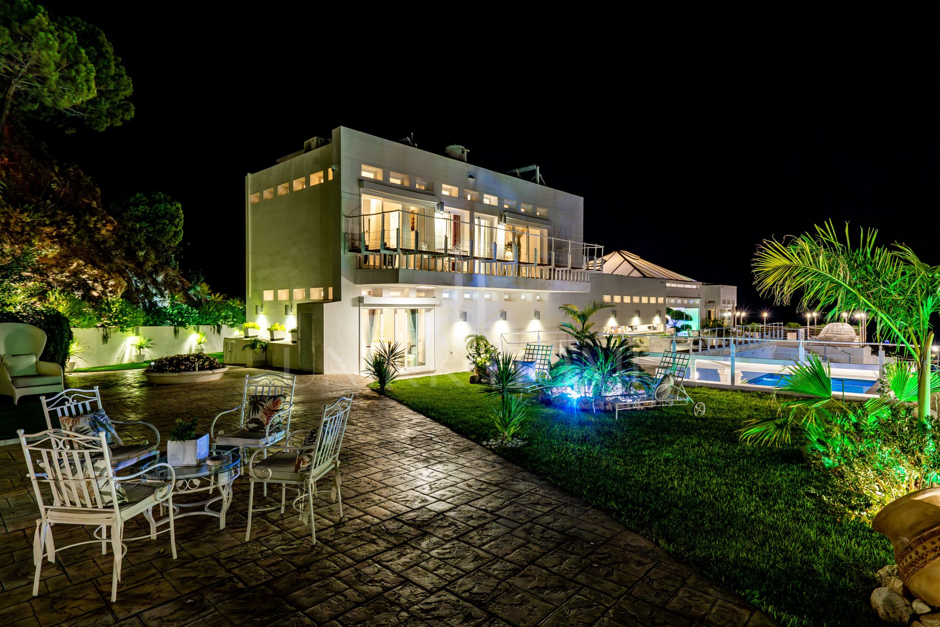 Villa de diseño con vistas al mar a minutos de Estepona