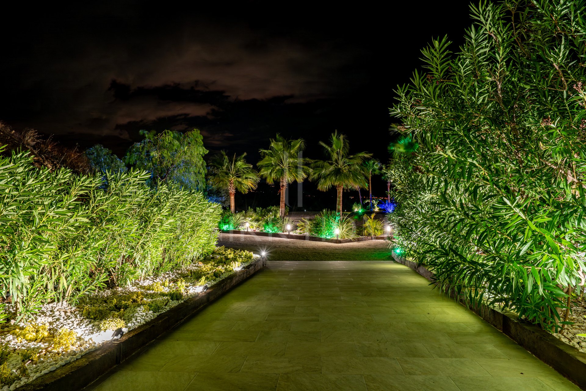 Villa de diseño con vistas al mar a minutos de Estepona