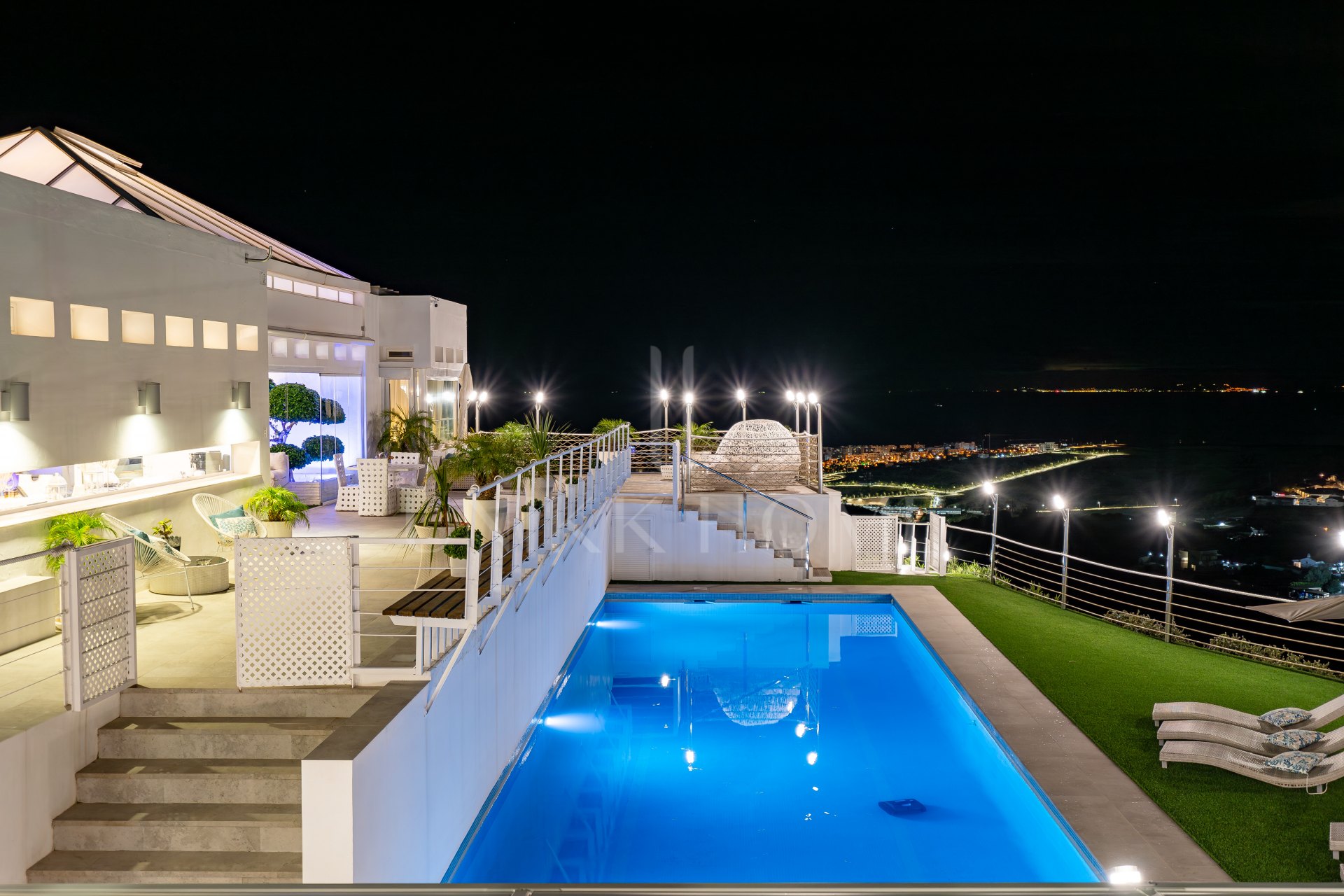 Villa de diseño con vistas al mar a minutos de Estepona