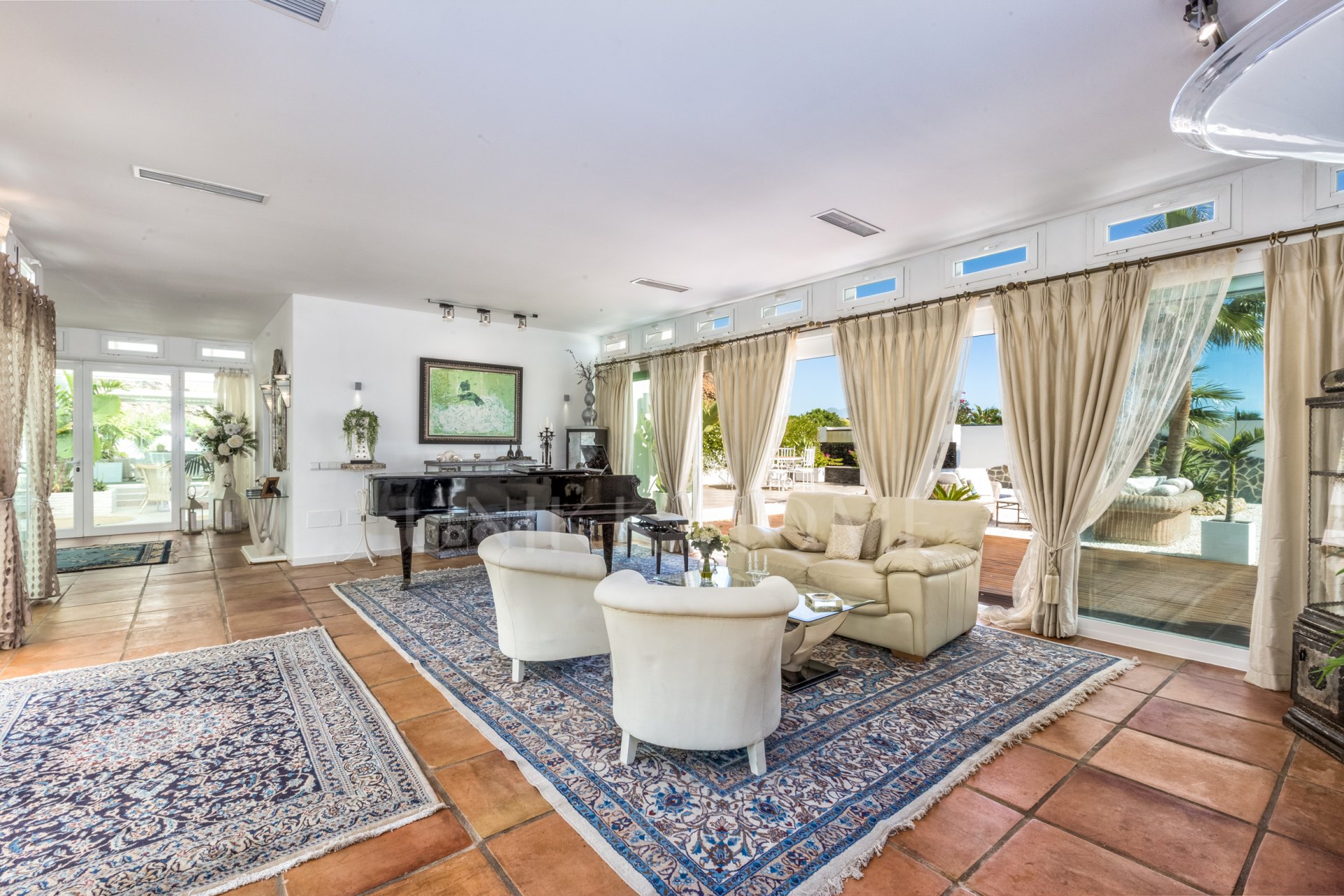 Villa de diseño con vistas al mar a minutos de Estepona