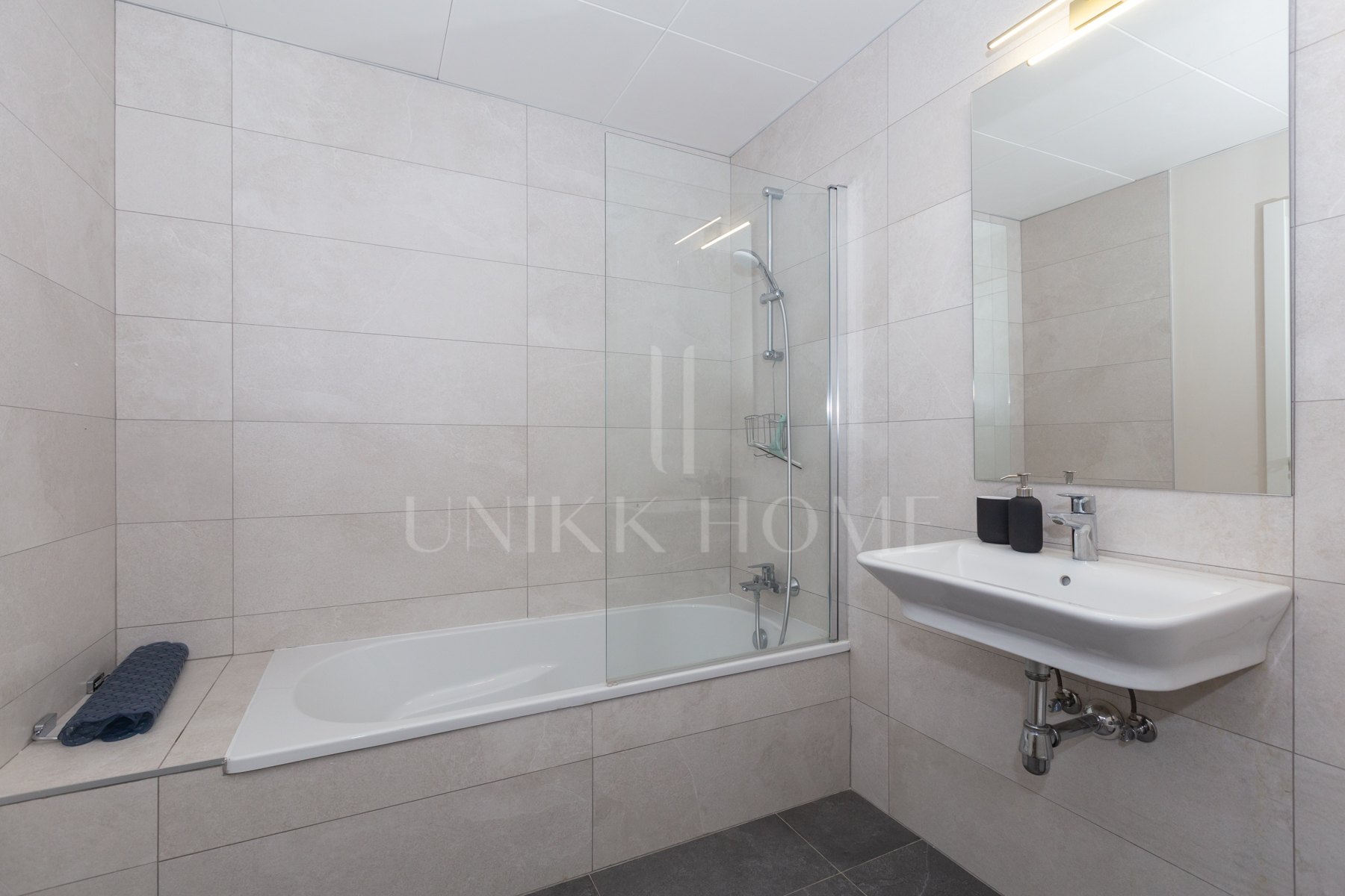 House in Wellingtonia development with private pool