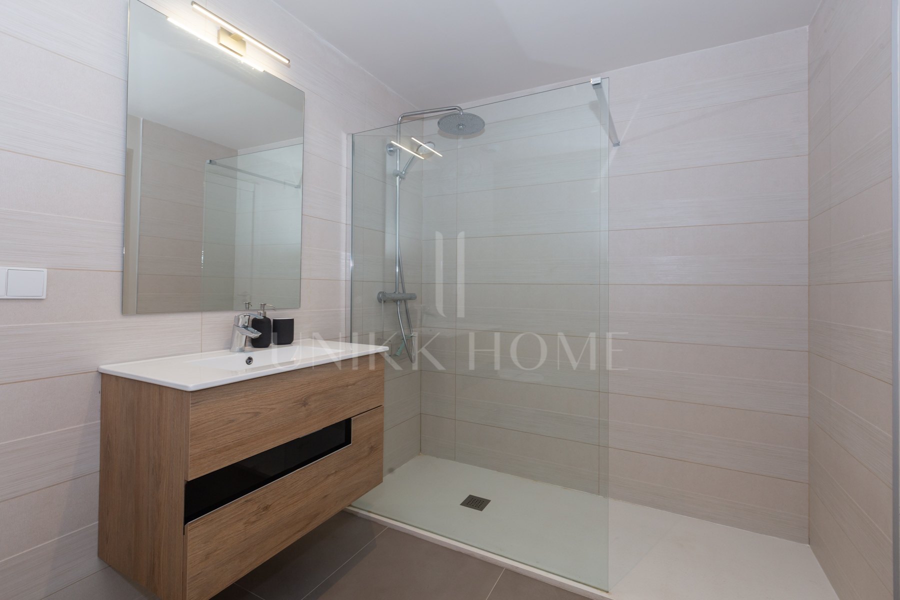 House in Wellingtonia development with private pool