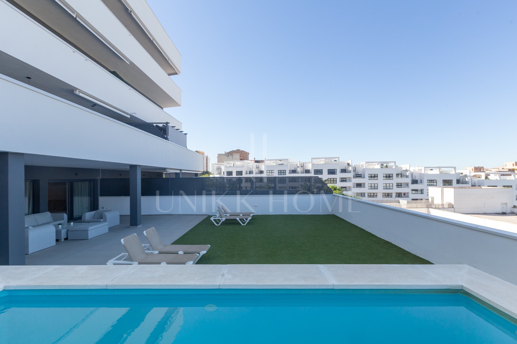 House in Wellingtonia development with private pool