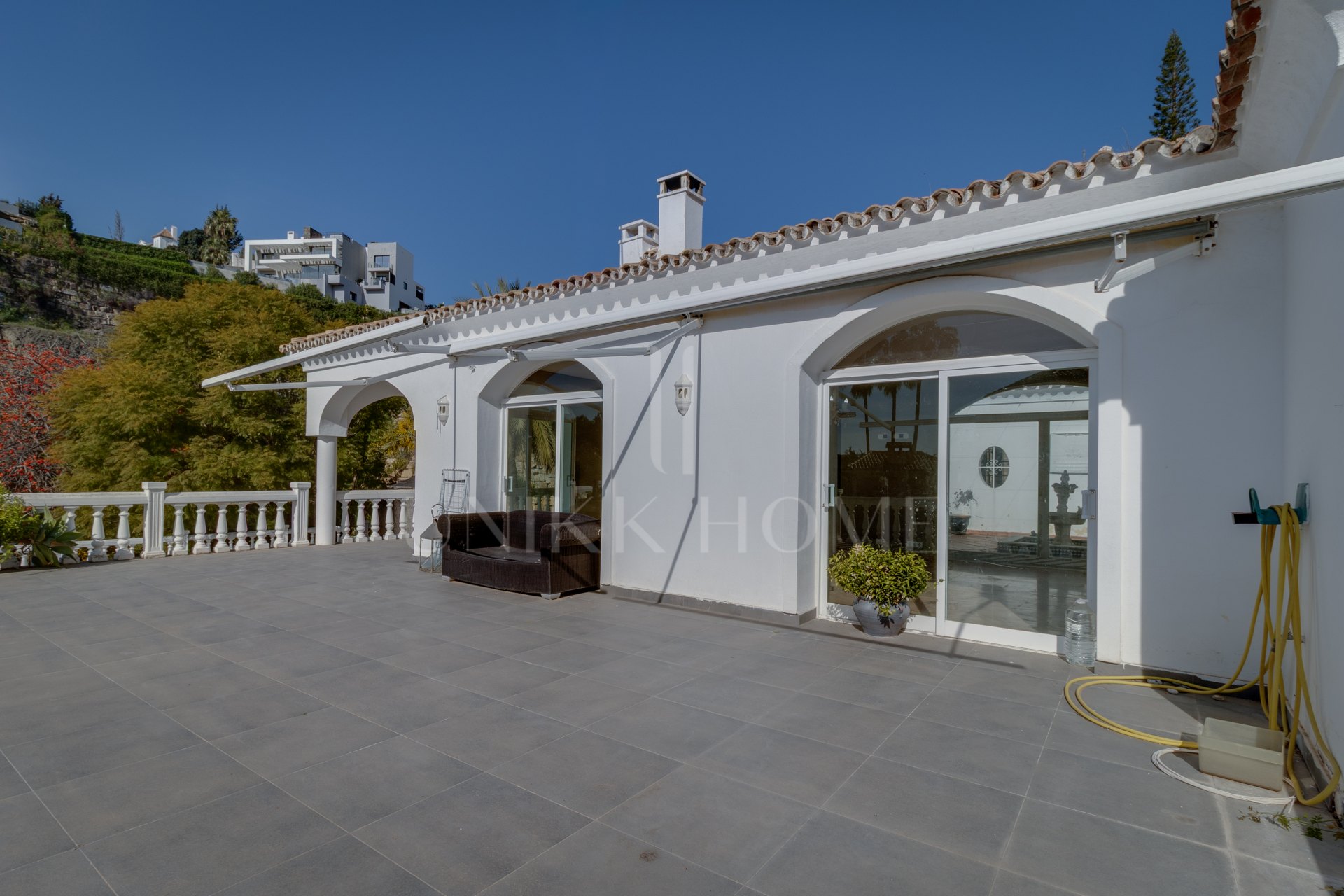 Villa independiente en Paraíso Alto con gran parcela y múltiples posibilidades