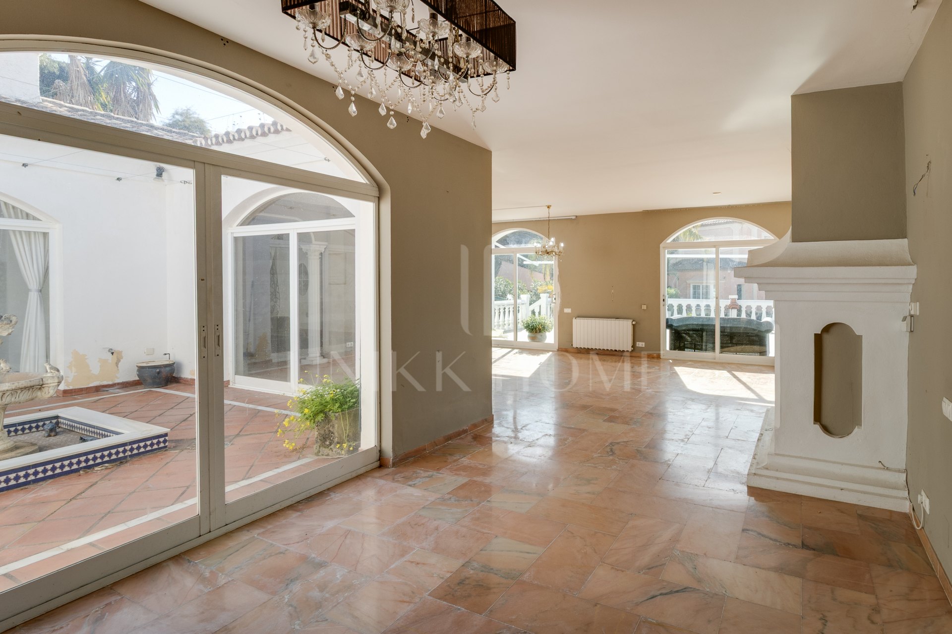 Villa independiente en Paraíso Alto con gran parcela y múltiples posibilidades