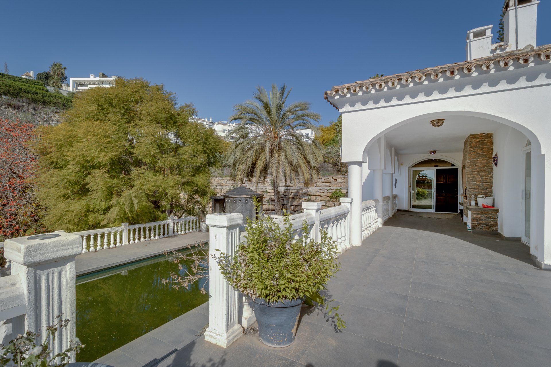 Villa independiente en Paraíso Alto con gran parcela y múltiples posibilidades