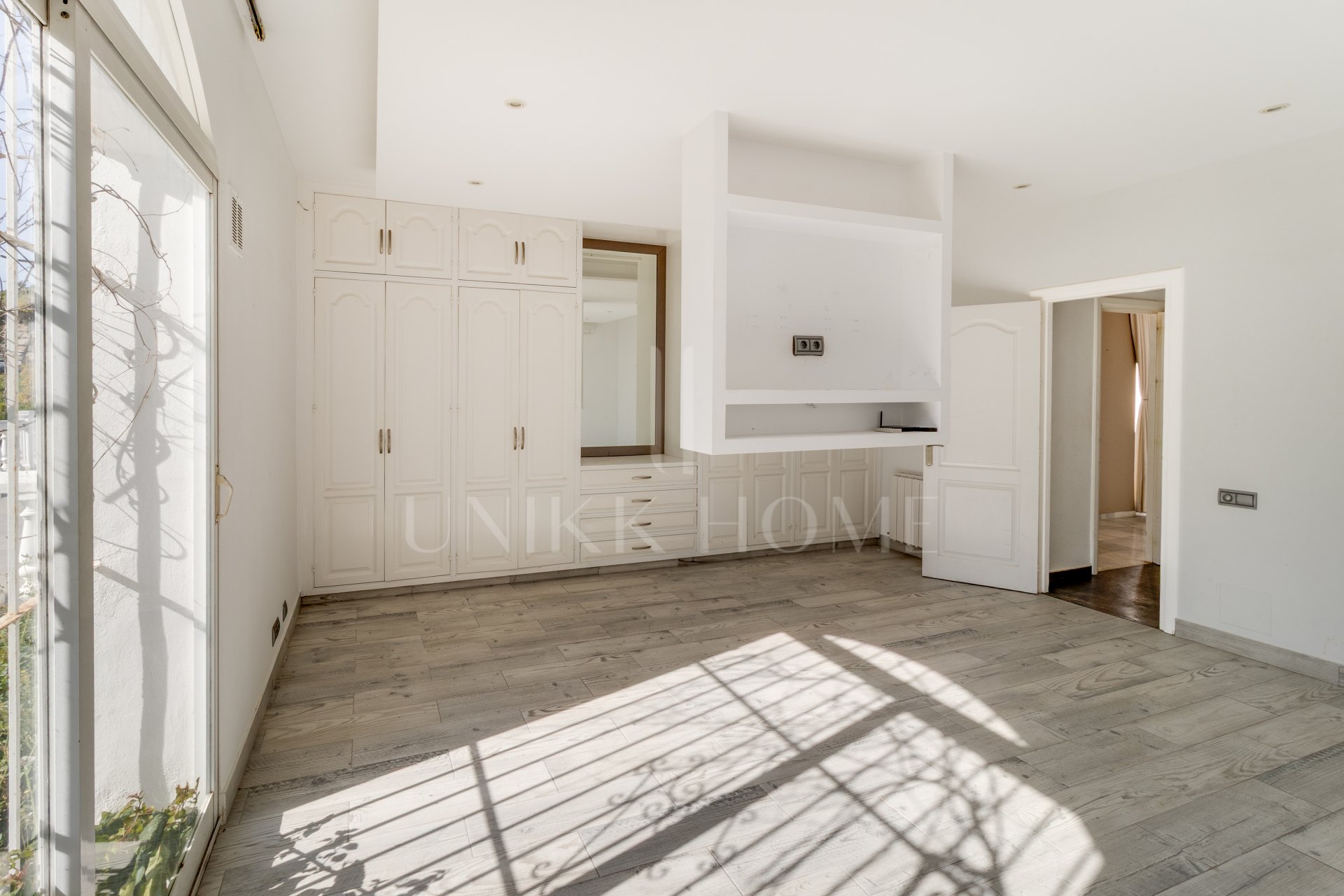 Villa independiente en Paraíso Alto con gran parcela y múltiples posibilidades