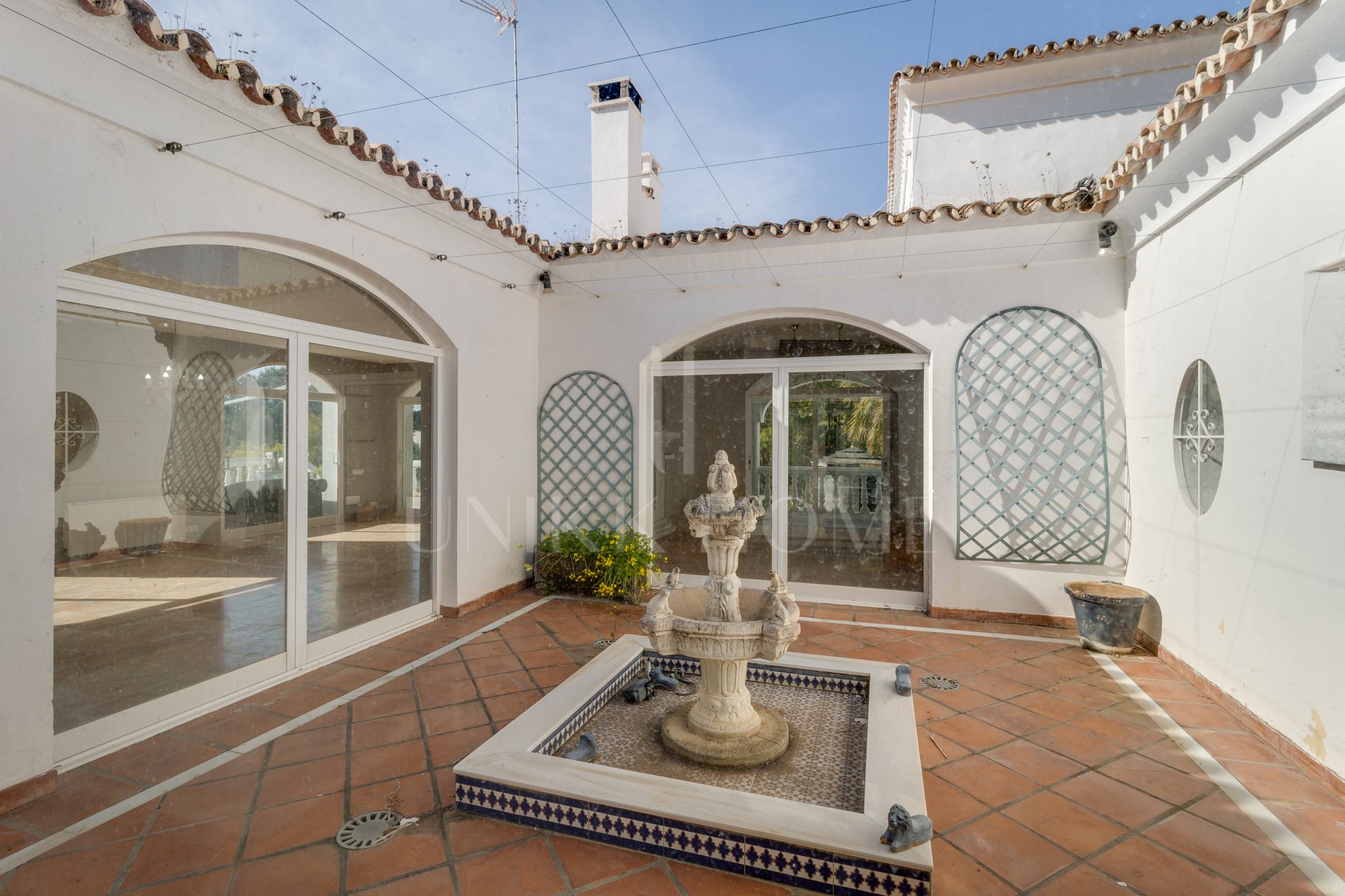 Villa independiente en Paraíso Alto con gran parcela y múltiples posibilidades