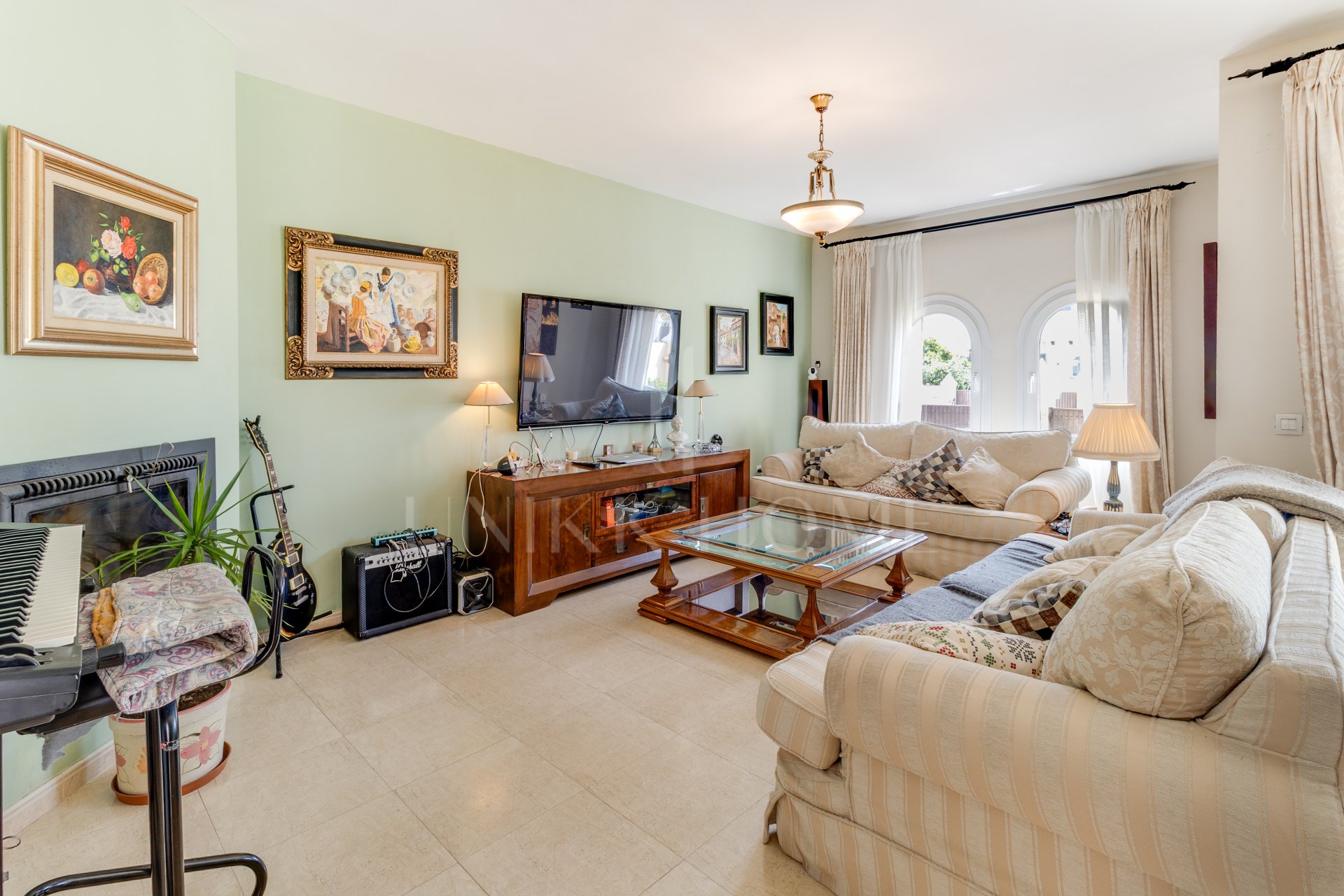 Semi-detached villa with private pool, large terrace and potential for 4 bedrooms in Alhaurín de la Torre