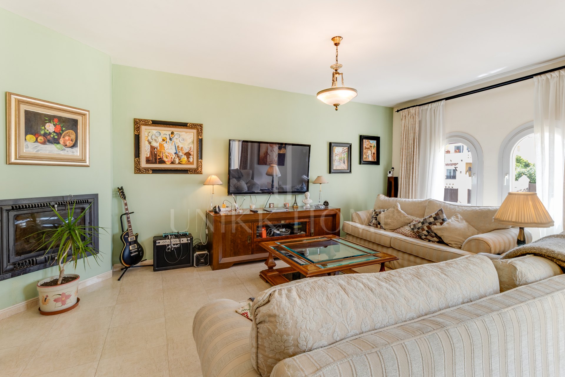 Semi-detached villa with private pool, large terrace and potential for 4 bedrooms in Alhaurín de la Torre