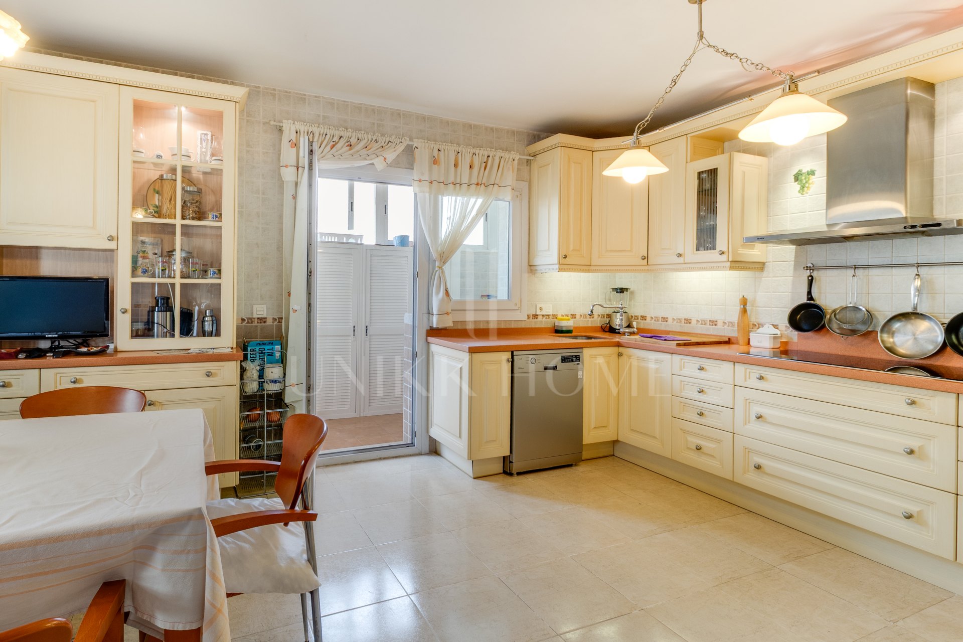Semi-detached villa with private pool, large terrace and potential for 4 bedrooms in Alhaurín de la Torre