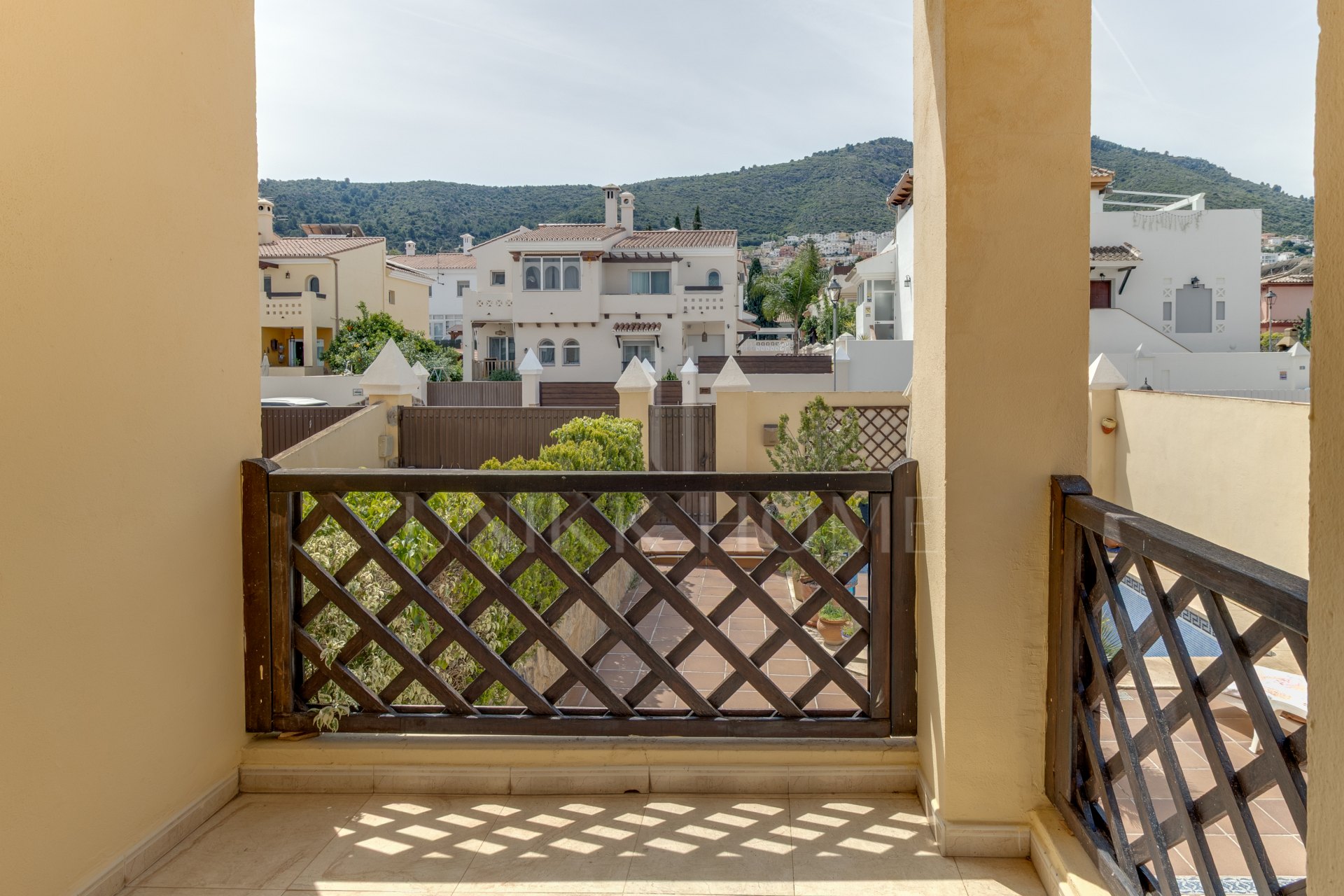 Semi-detached villa with private pool, large terrace and potential for 4 bedrooms in Alhaurín de la Torre