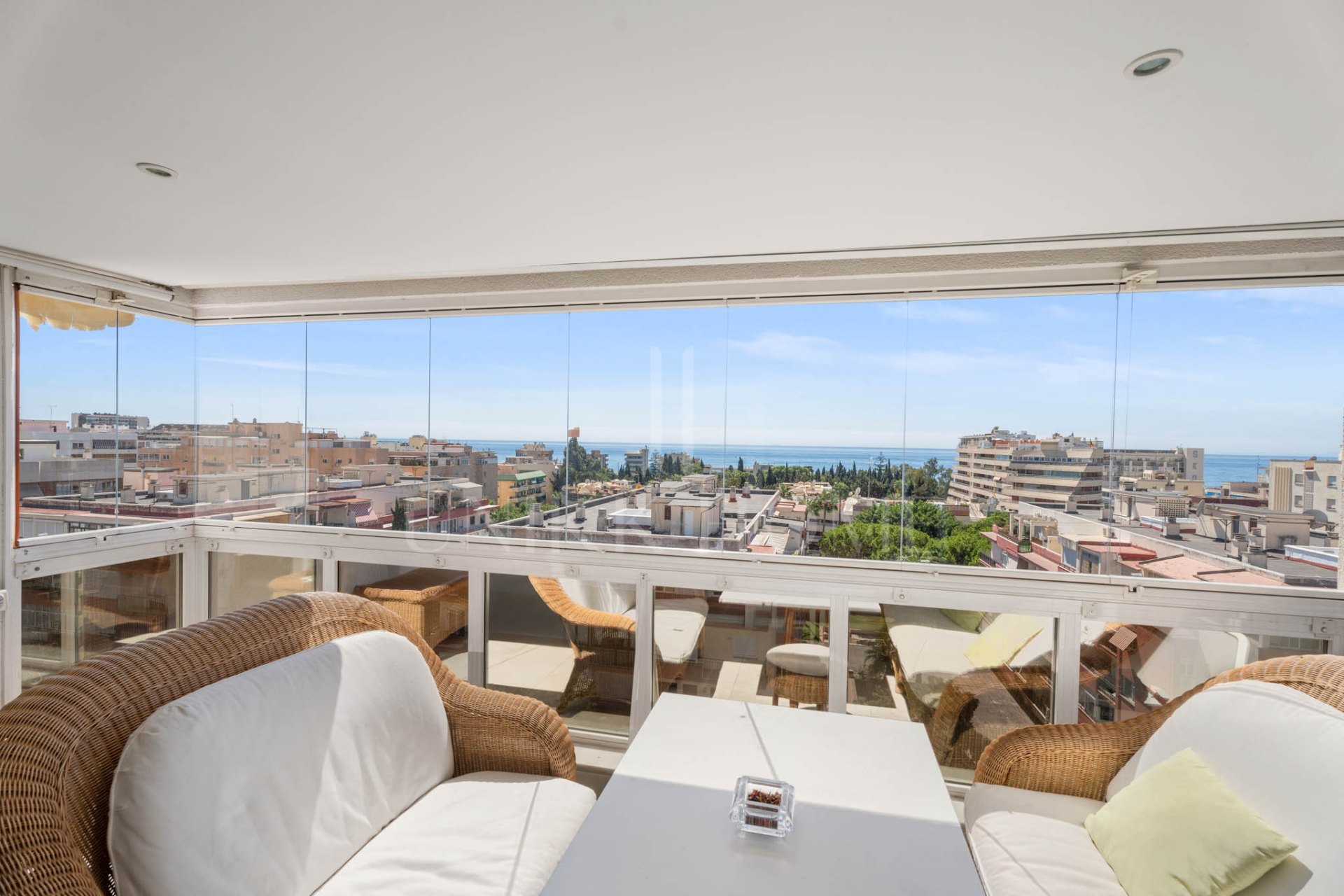 Excepcional ático dúplex con vistas panorámicas al mar en pleno corazón de Marbella